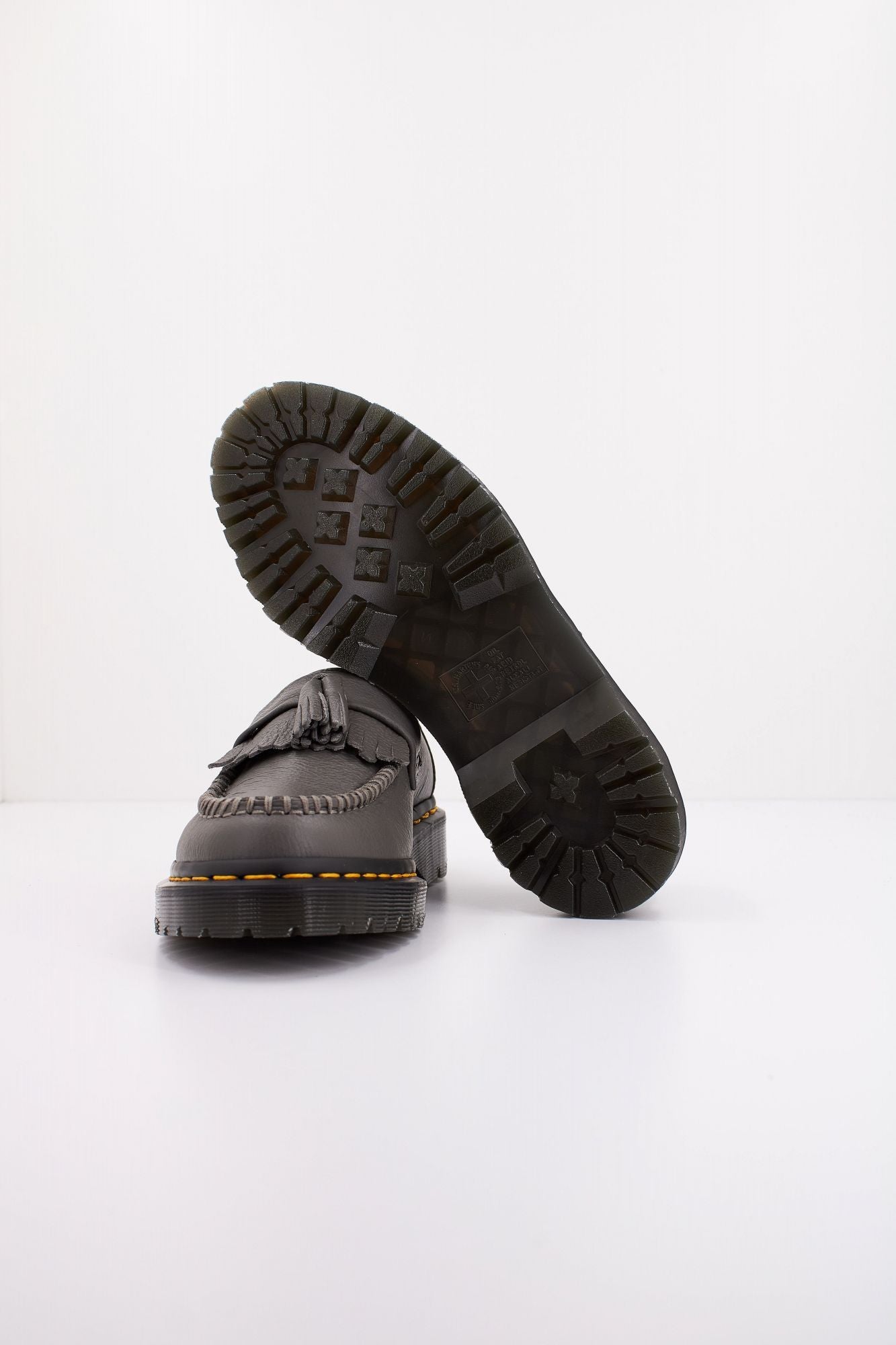 DR. MARTENS ADRIAN en color GRIS (5)