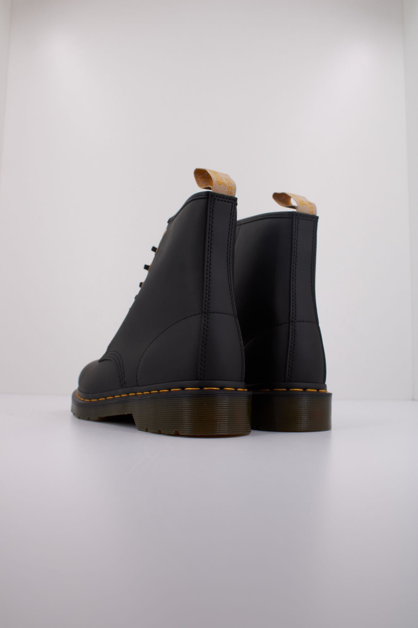 DR. MARTENS VEGAN 1460 en color NEGRO (4)