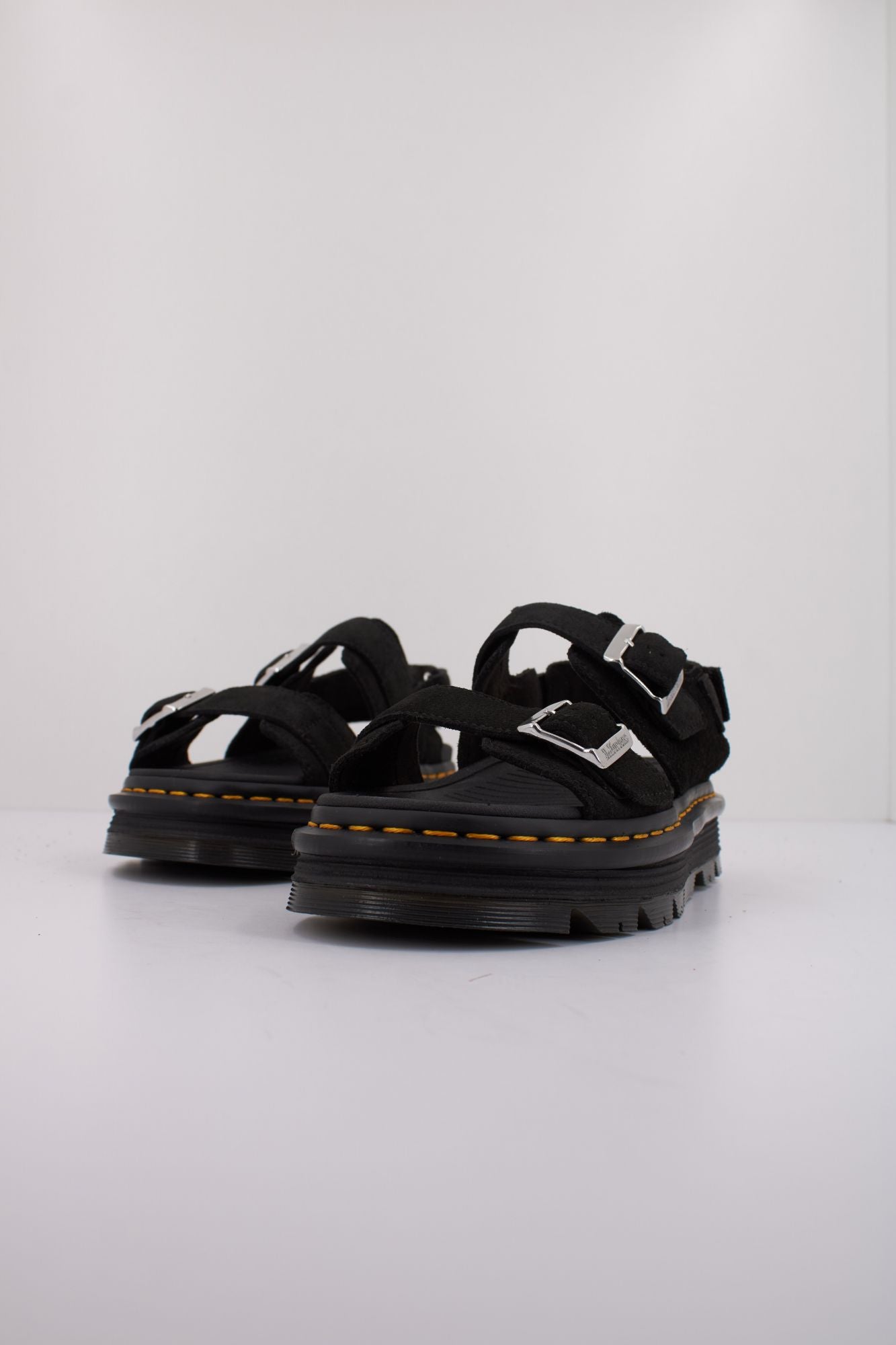 DR. MARTENS  ZEBZAG SANDAL  en color NEGRO (2)