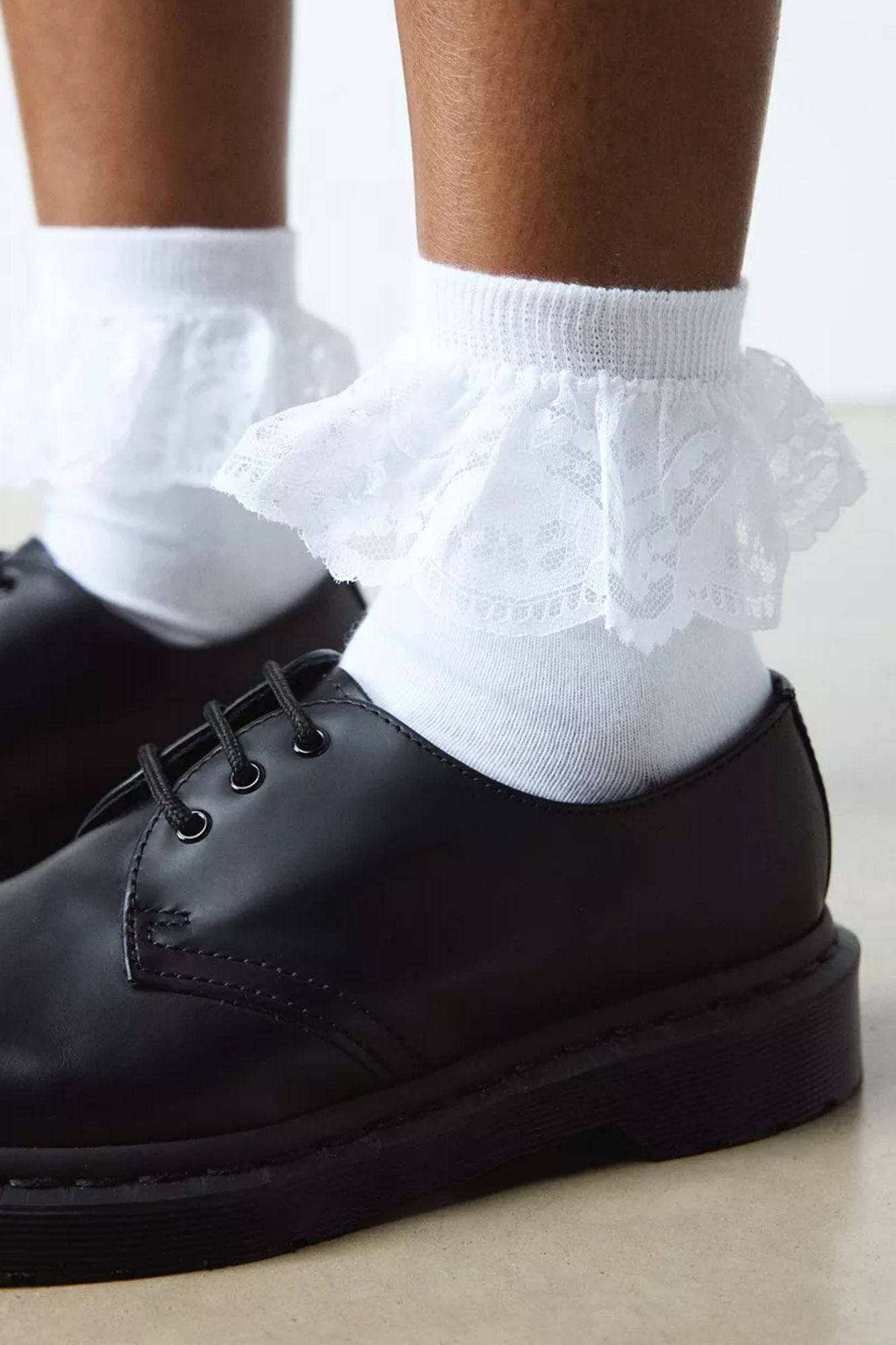 DR. MARTENS FRILL SOCK en color BLANCO (2)