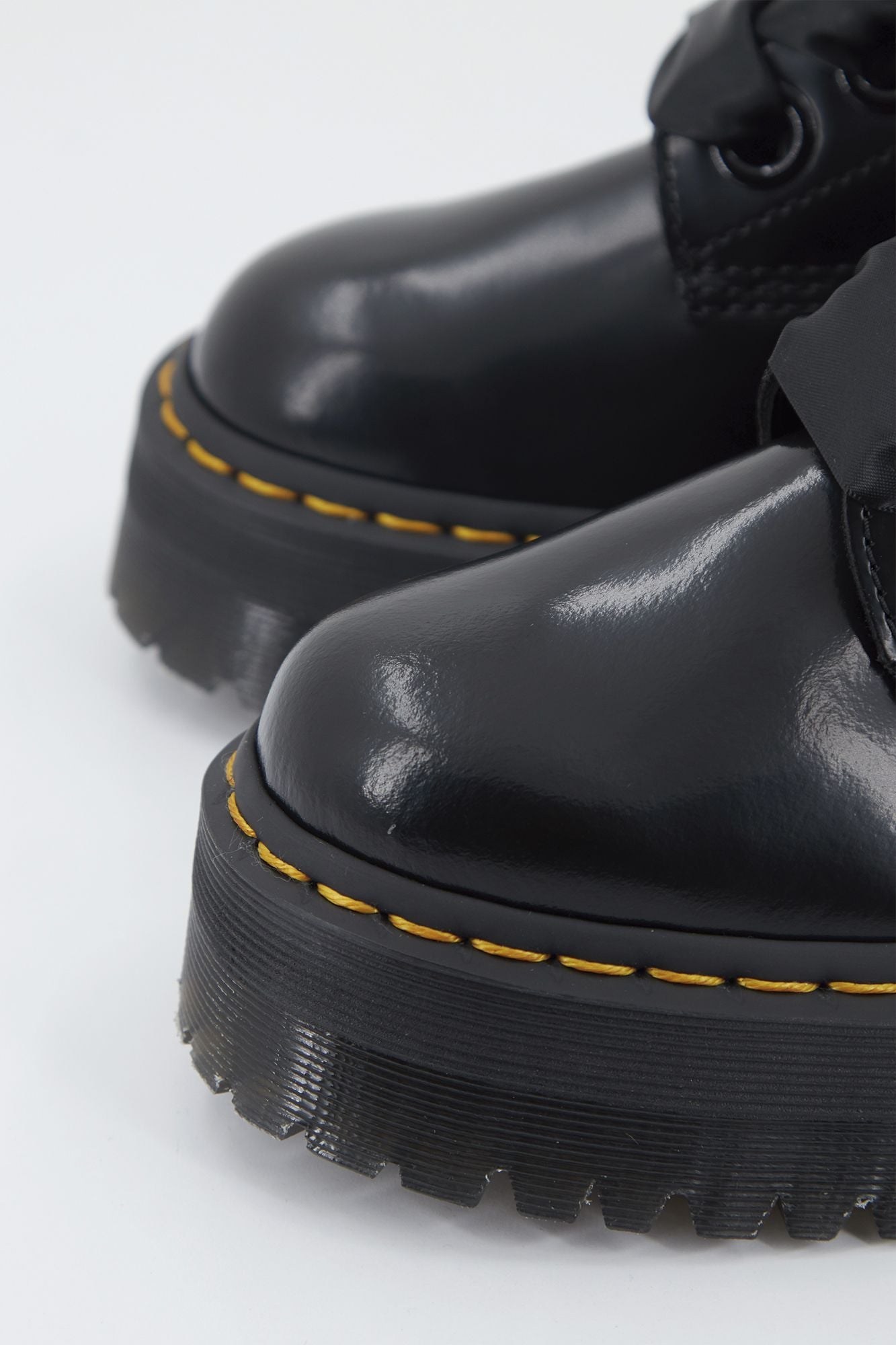 DR. MARTENS  MOLLY 6-EYE BUTTERO en color NEGRO (4)