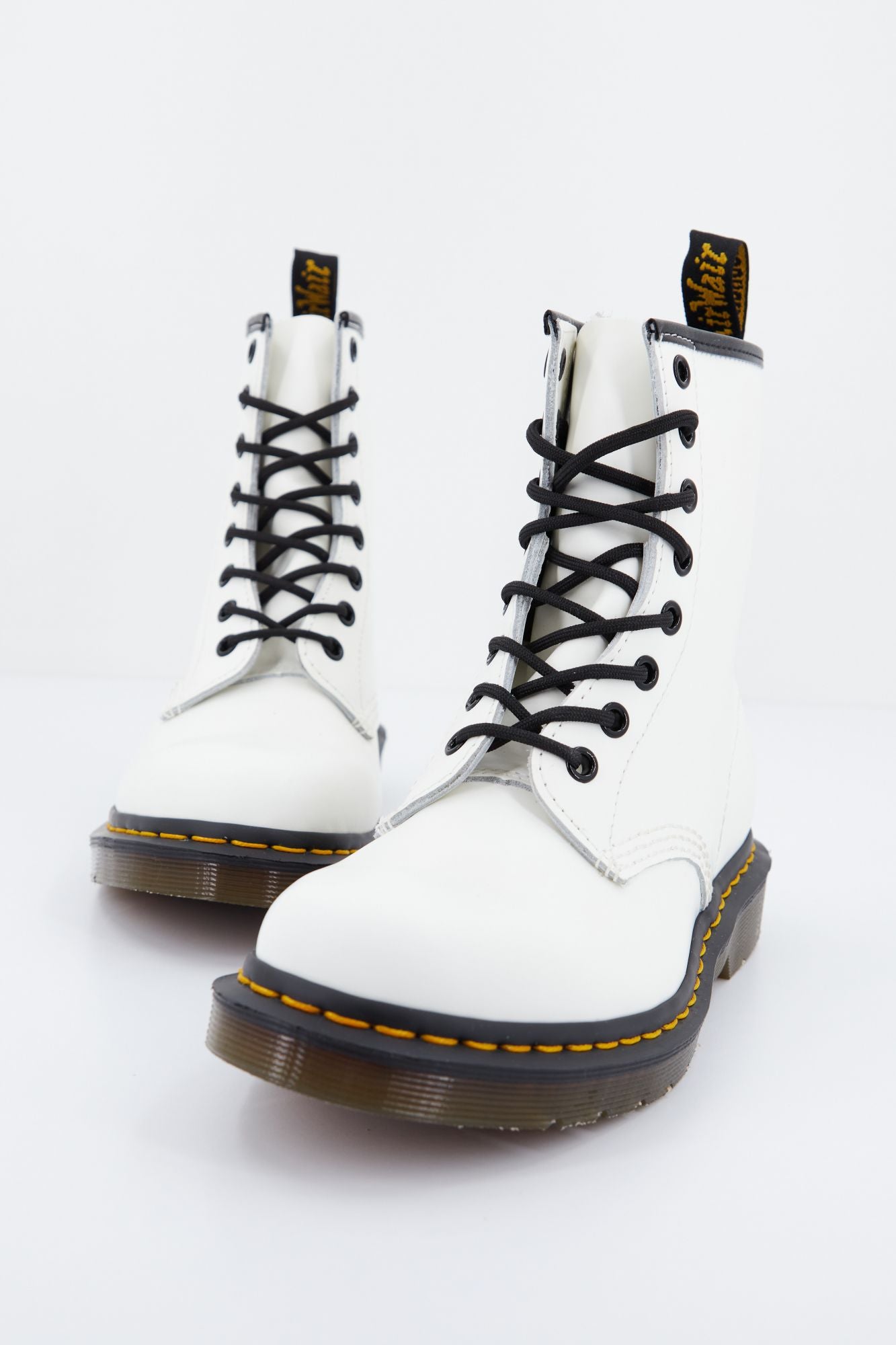 DR. MARTENS 8-EYE SMOOTH en color BLANCO (2)