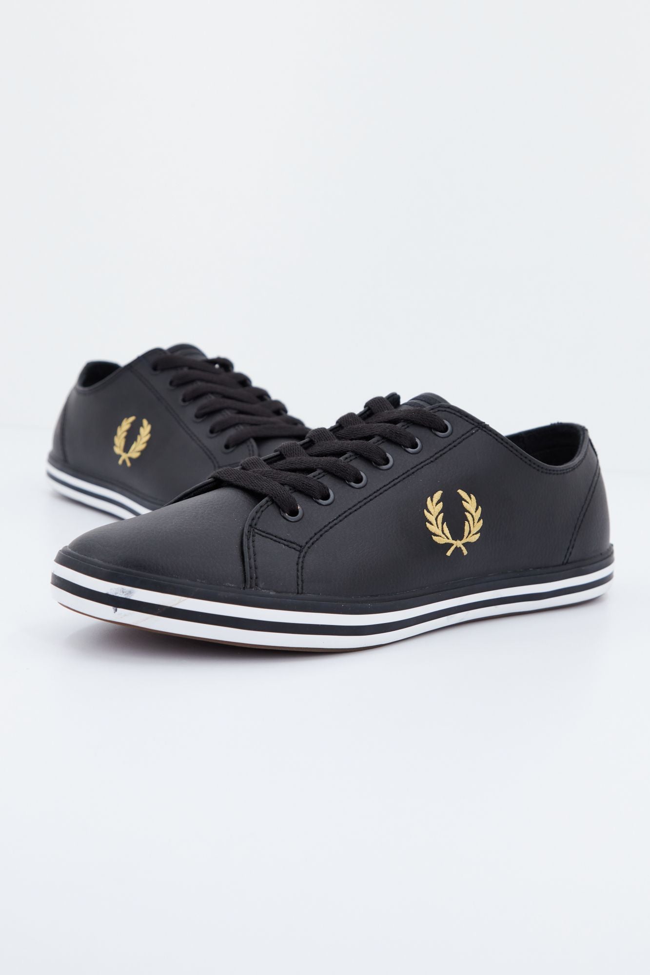 FRED PERRY KINGSTON LEATHER en color NEGRO (1)
