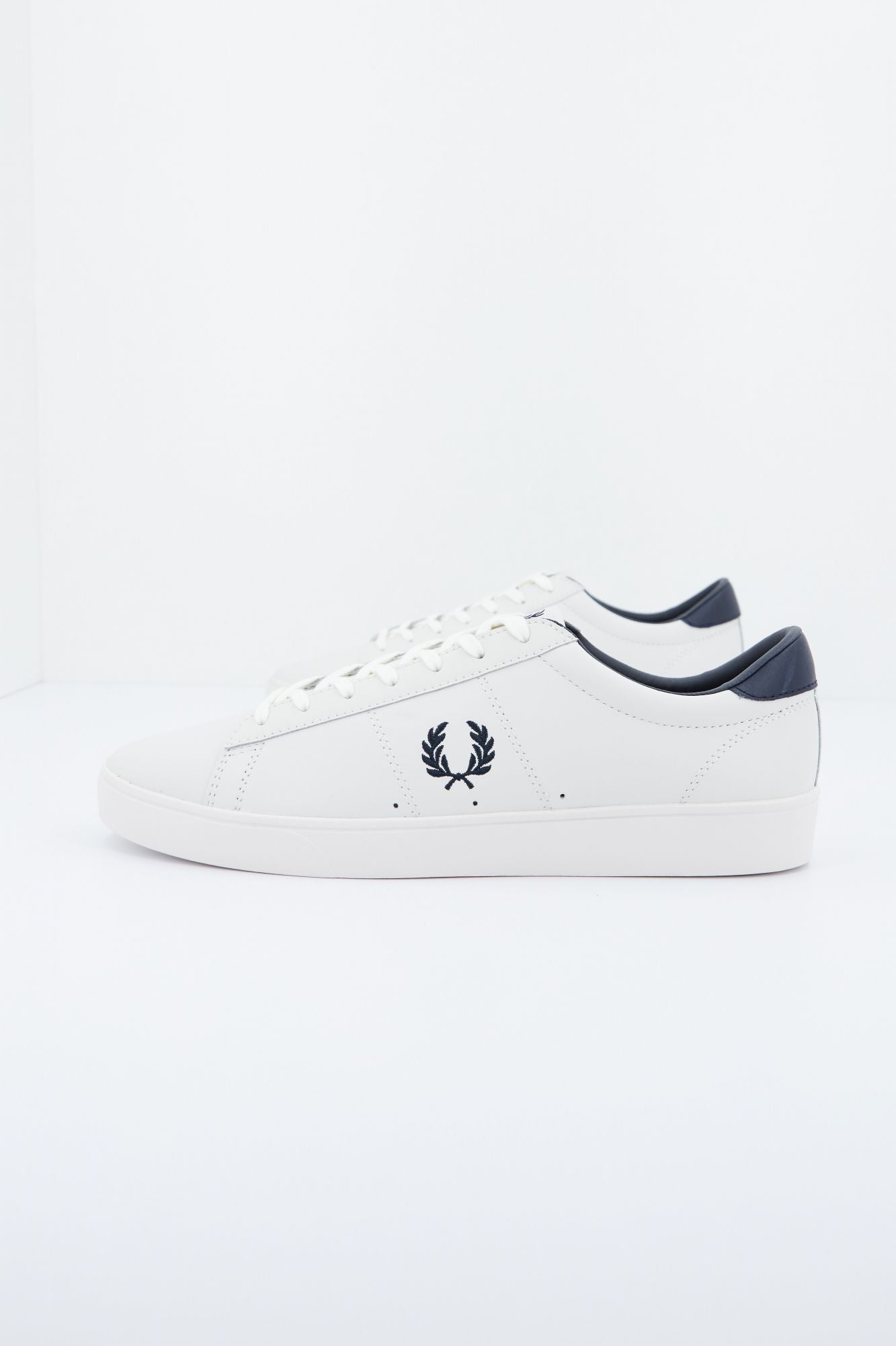 FRED PERRY SPENCER LEATHER en color BLANCO (2)