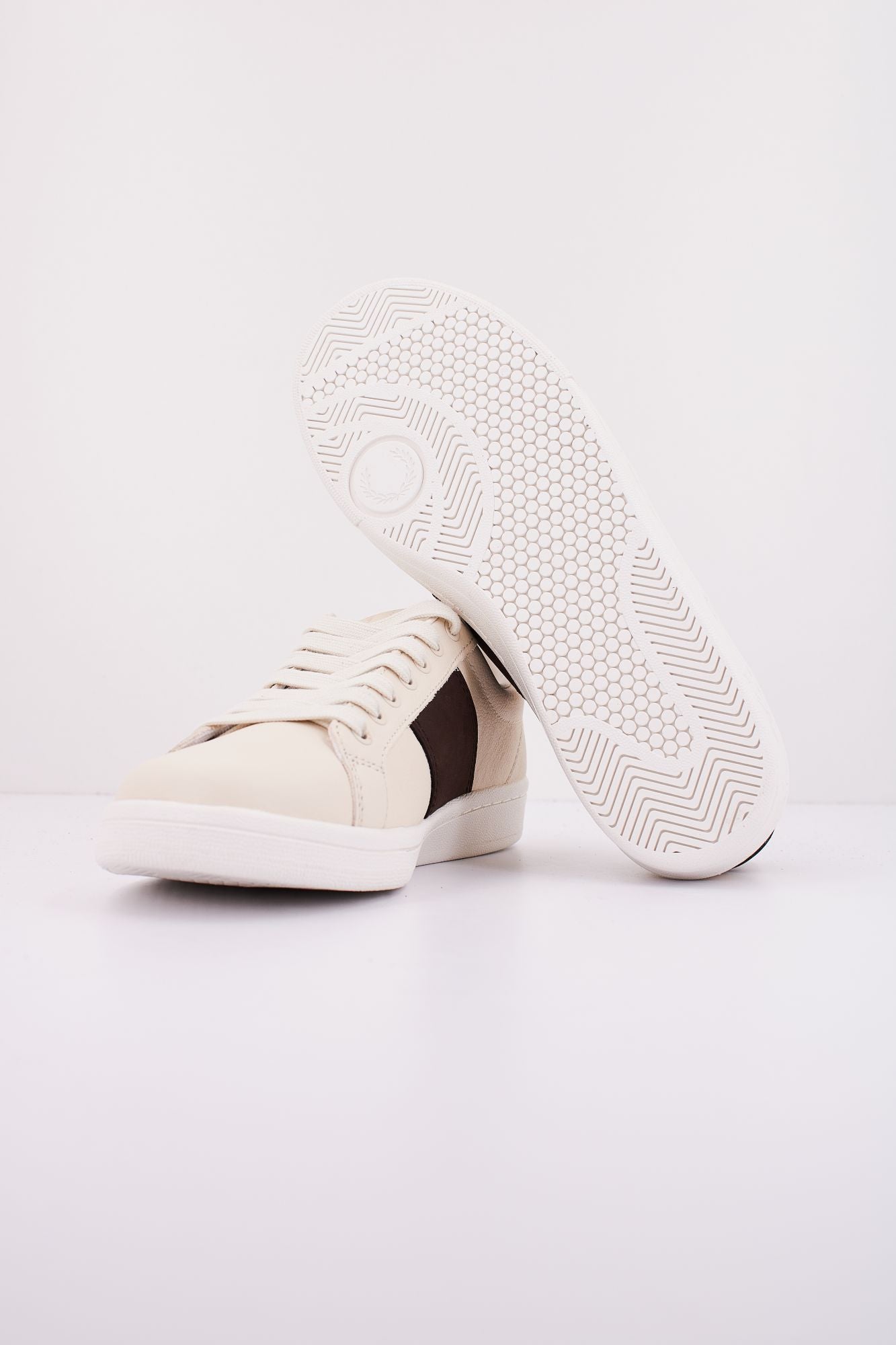 FRED PERRY LEATHER/BRANDED en color BEIS (4)