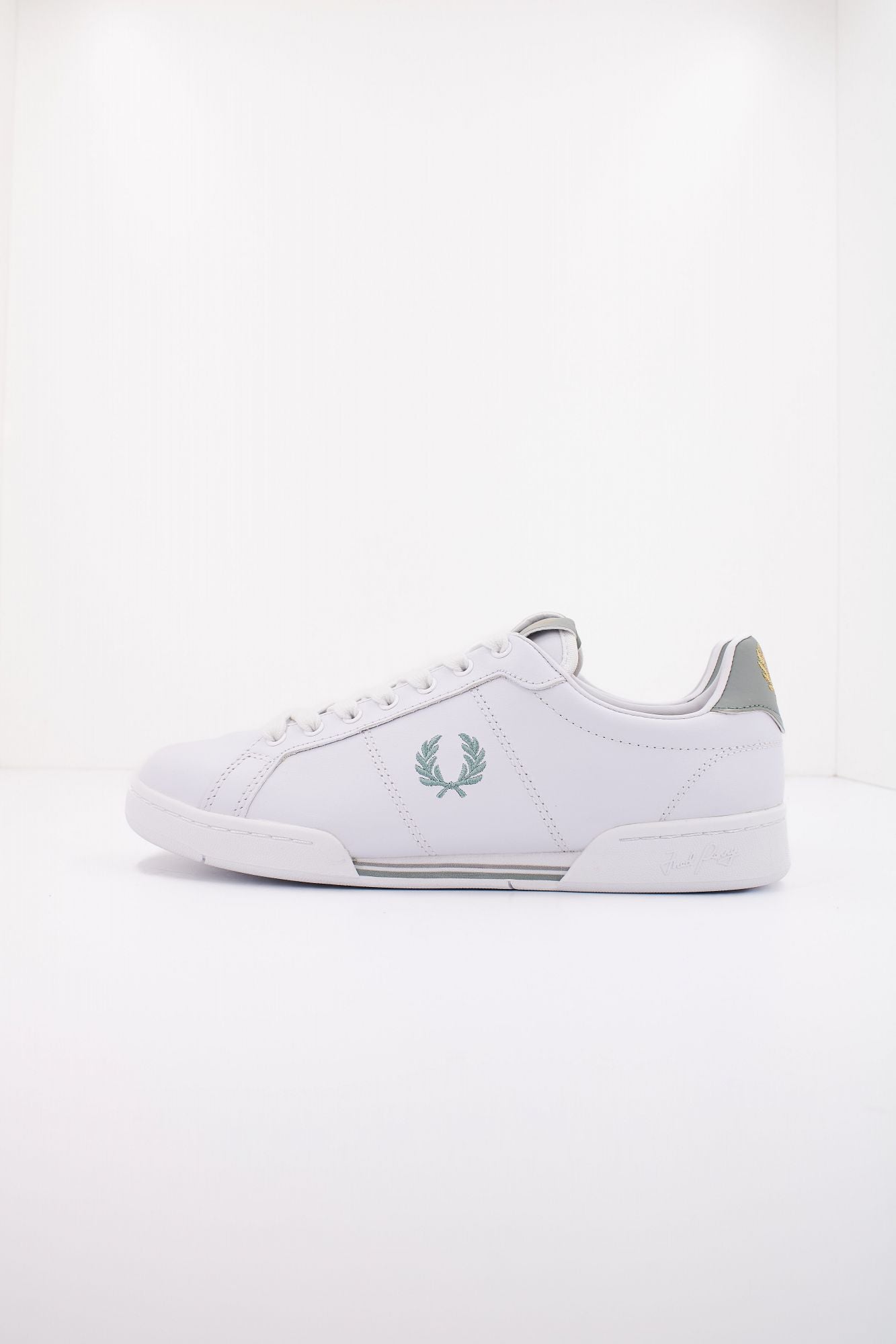 FRED PERRY B722 LEATHER en color BLANCO (1)