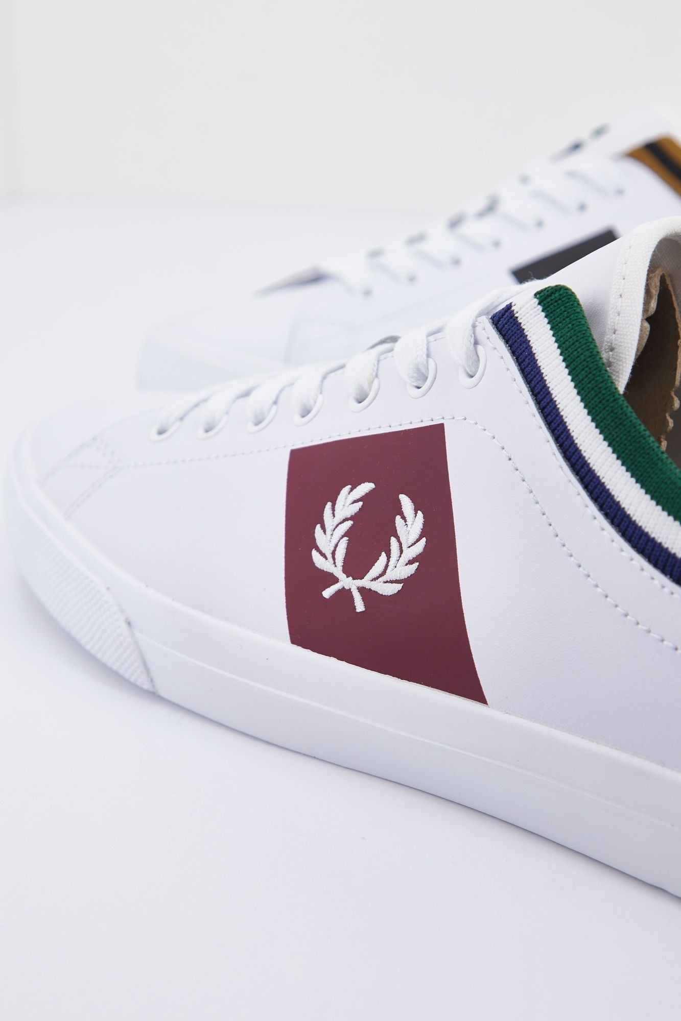 FRED PERRY B2315  en color BLANCO (3)