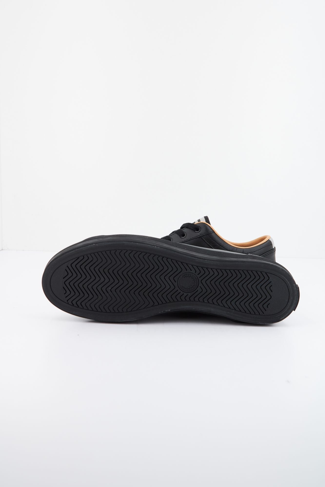 FRED PERRY BASELINE LEATHER en color NEGRO (4)