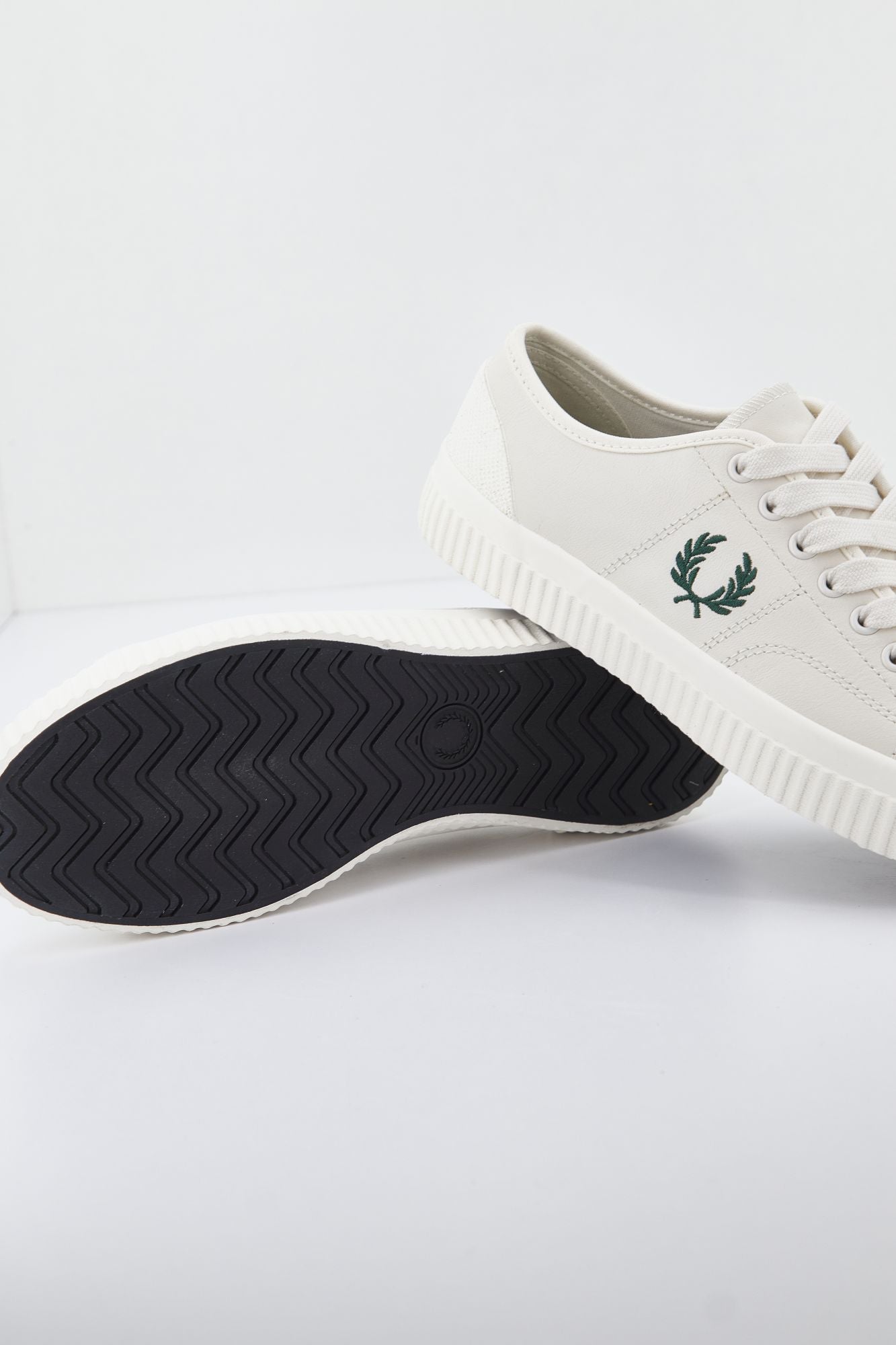 FRED PERRY  HUGHES LOW LEATHER en color BLANCO (2)