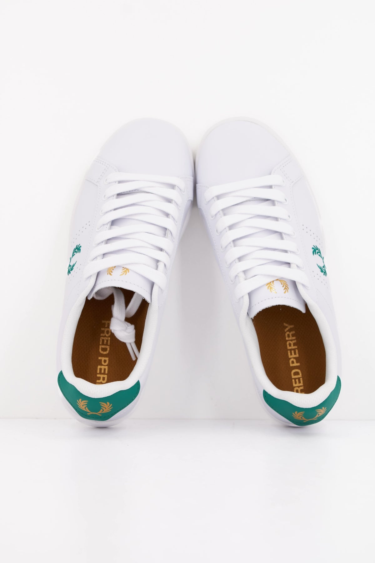 FRED PERRY B721 LEATHER en color BLANCO (3)
