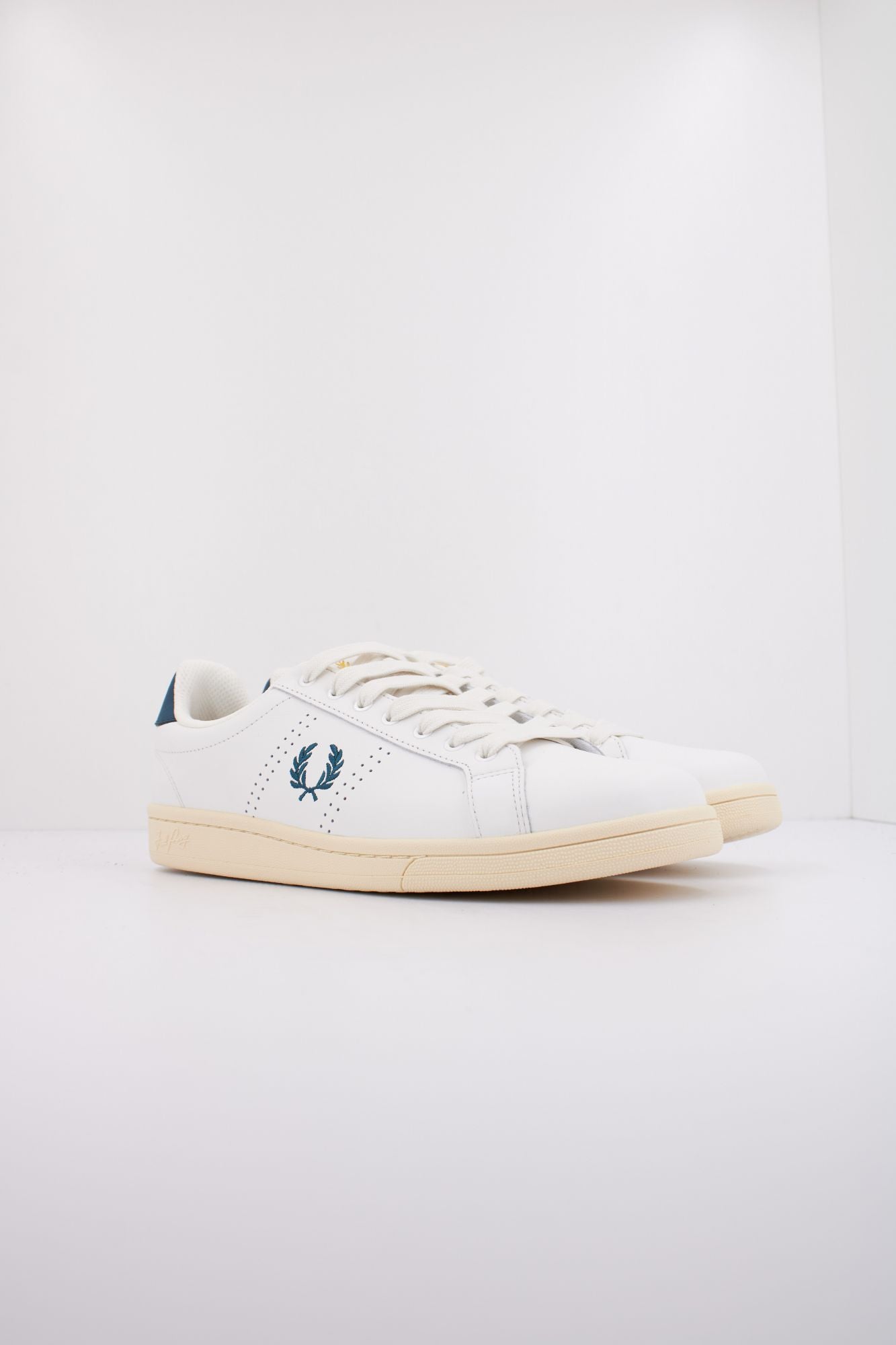 FRED PERRY B721 LEATHER en color BLANCO (2)
