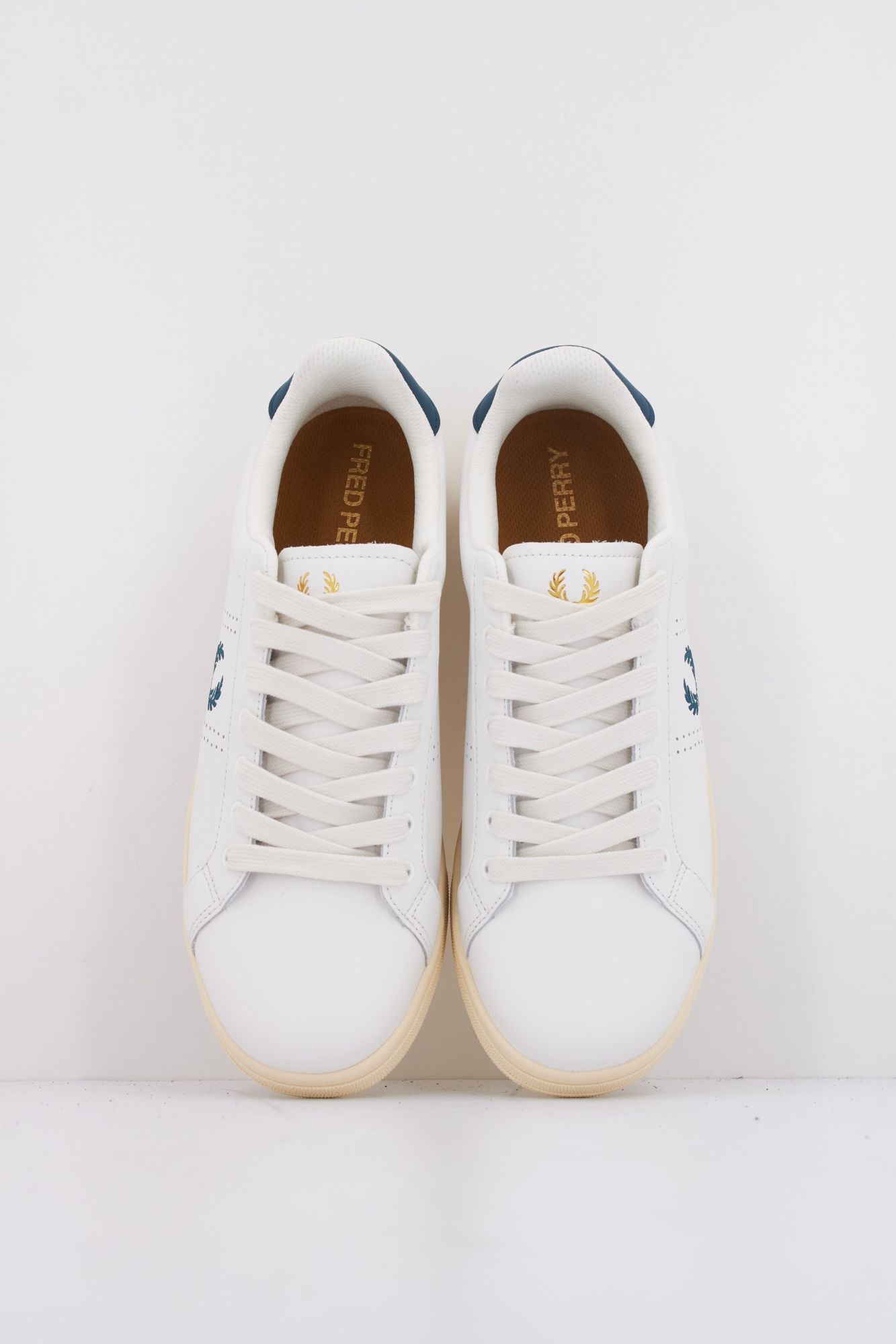 FRED PERRY B721 LEATHER en color BLANCO (3)