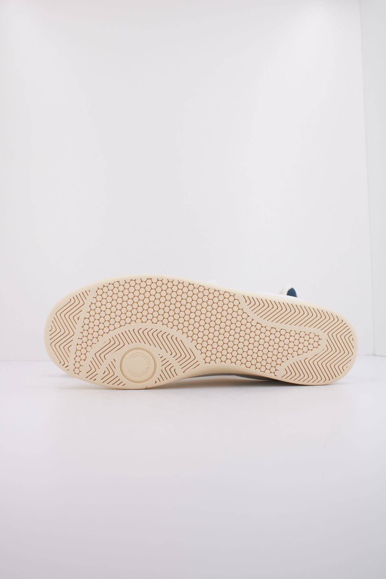 FRED PERRY B721 LEATHER en color BLANCO (5)