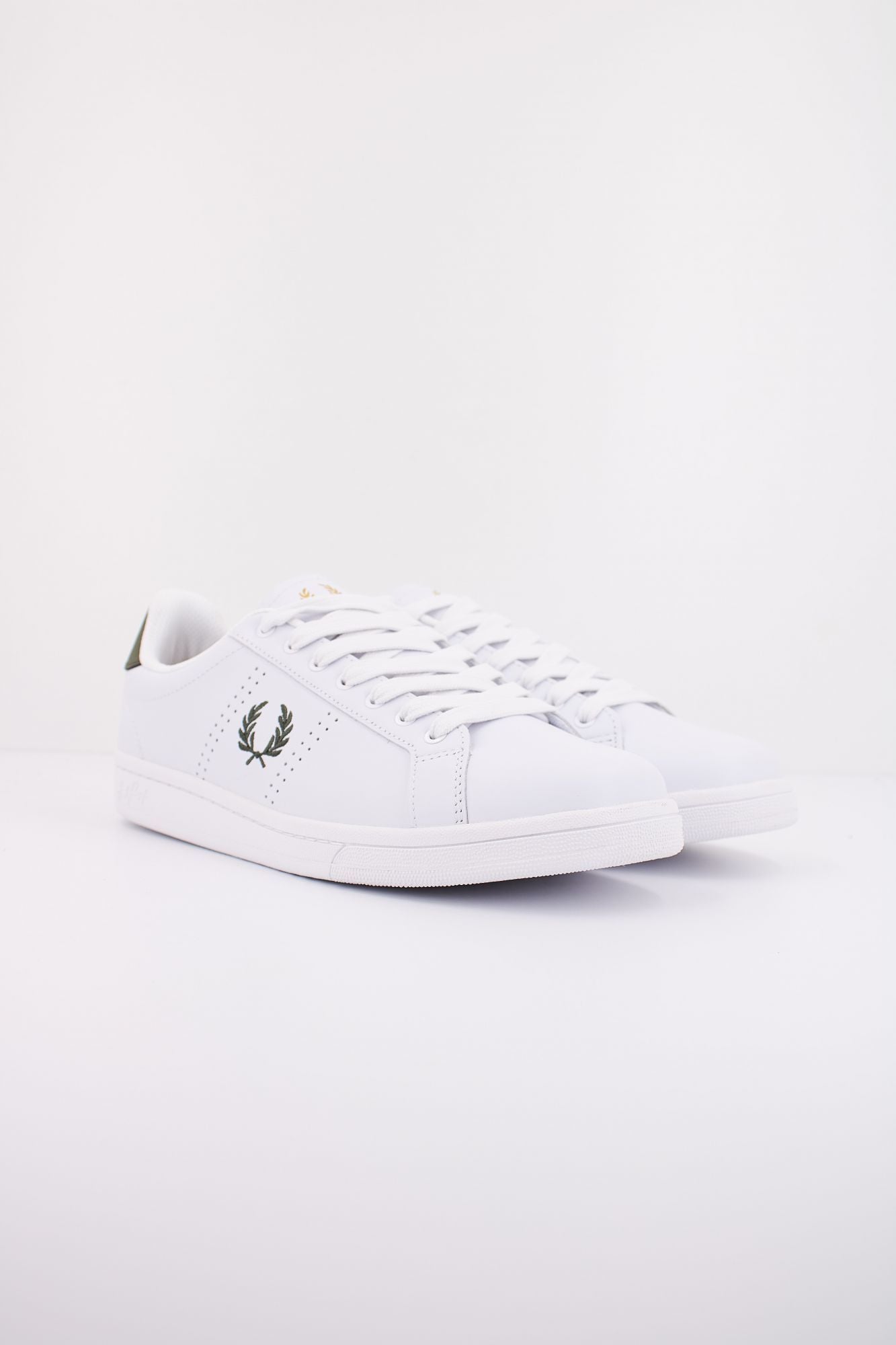 FRED PERRY B721 LEATHER en color BLANCO (2)