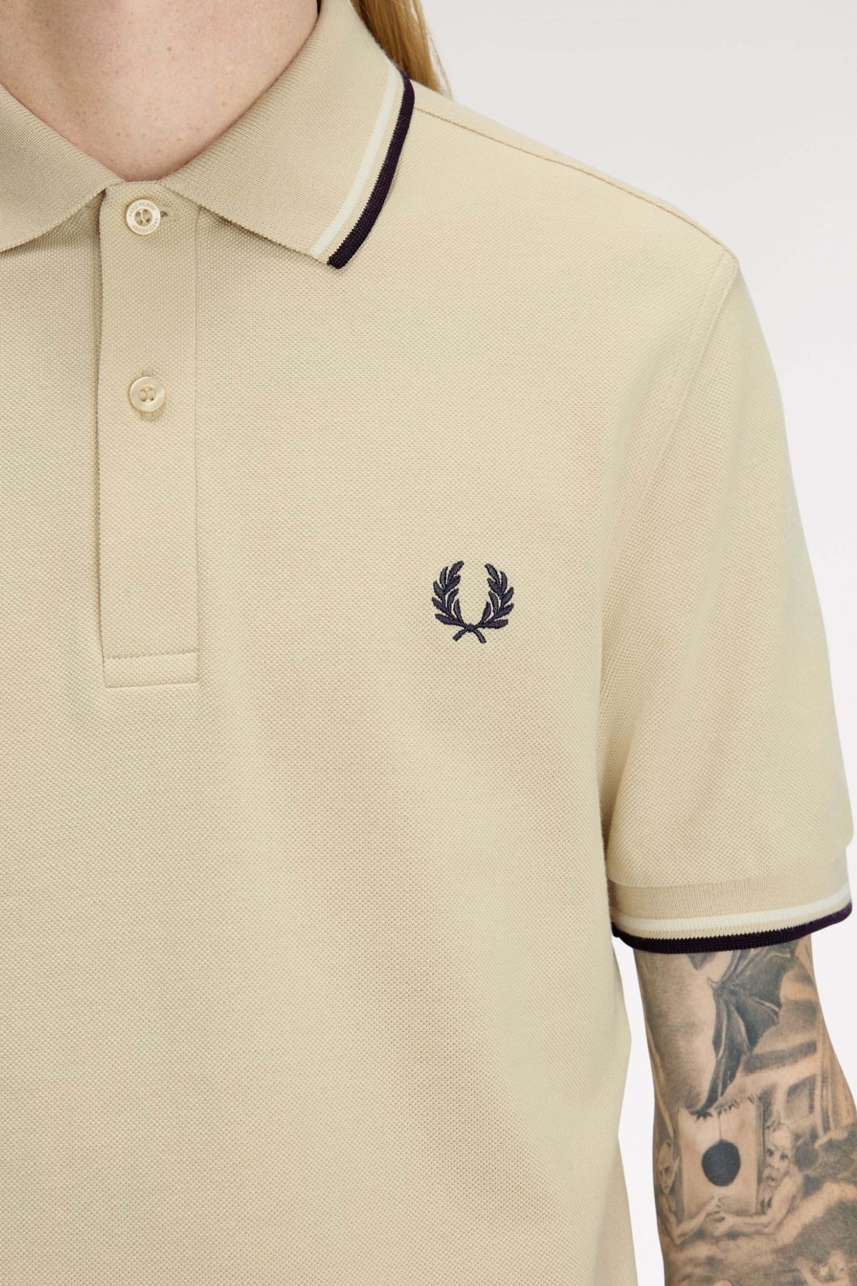 FRED PERRY TWIN TIPPED en color BEIS (4)