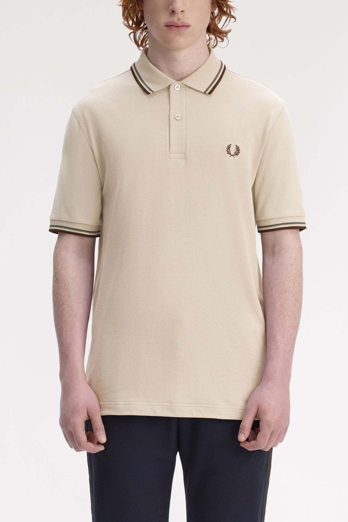 FRED PERRY TWIN TIPPED en color BEIS (1)
