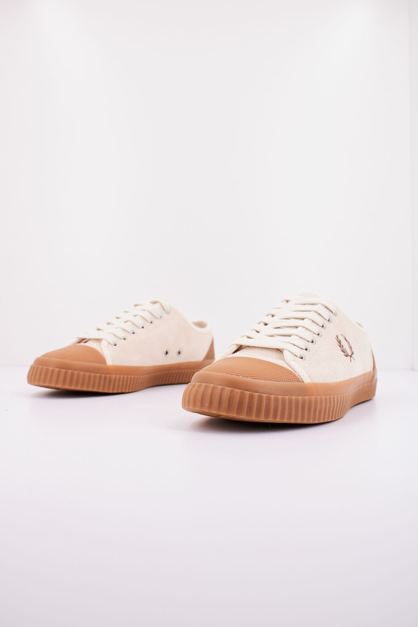 FRED PERRY  HUGHES LOW TEXT SUE en color MARRON (2)