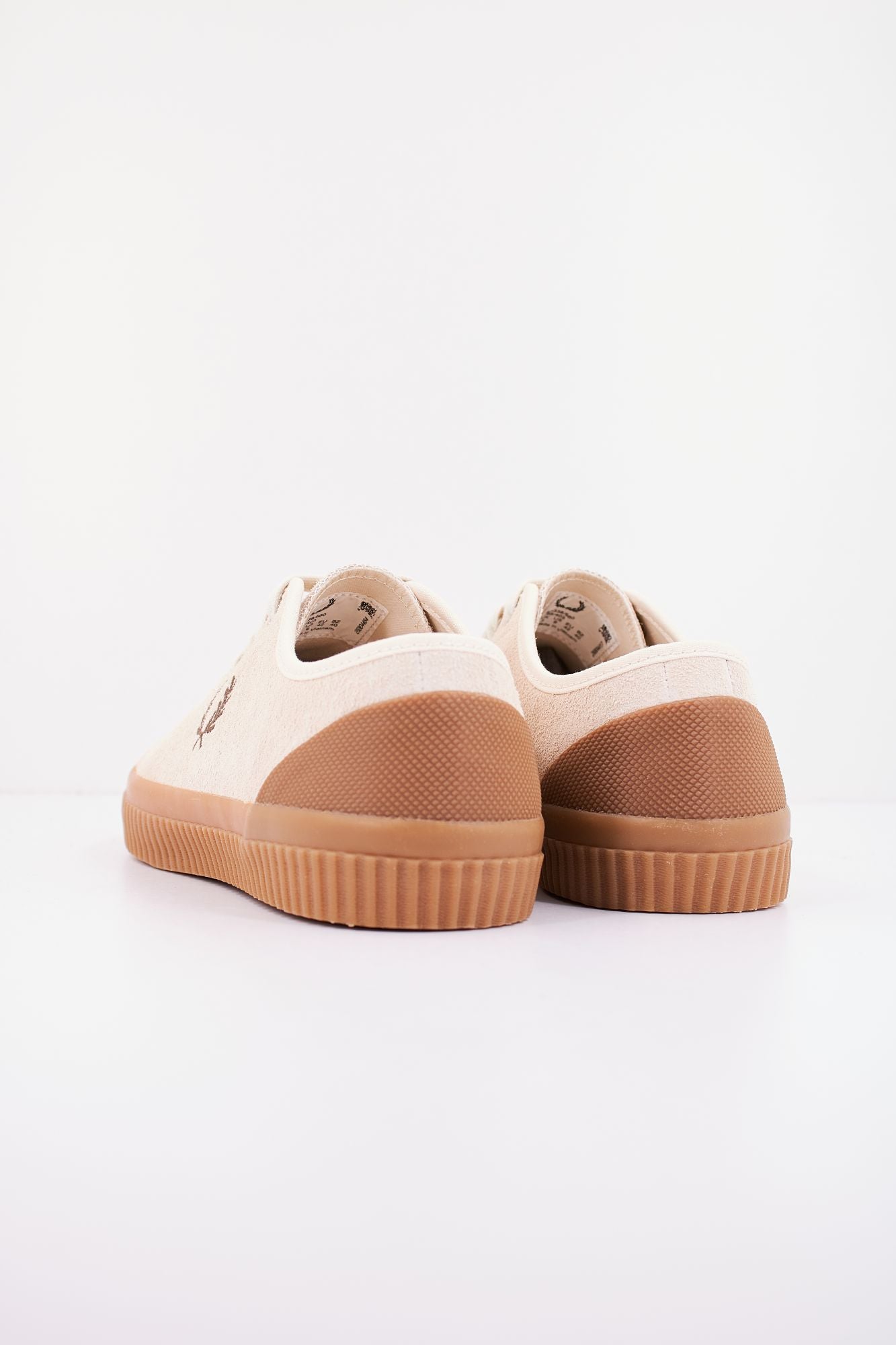FRED PERRY  HUGHES LOW TEXT SUE en color MARRON (3)