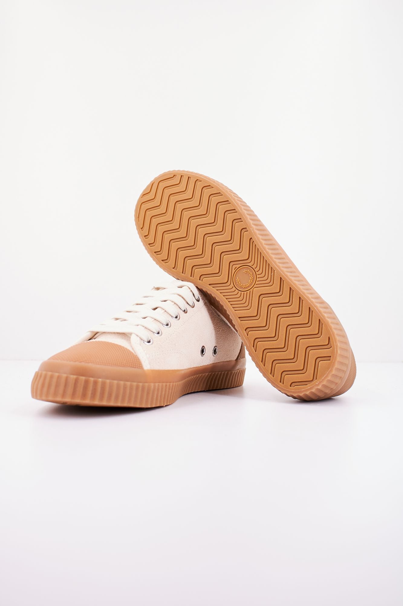 FRED PERRY  HUGHES LOW TEXT SUE en color MARRON (4)
