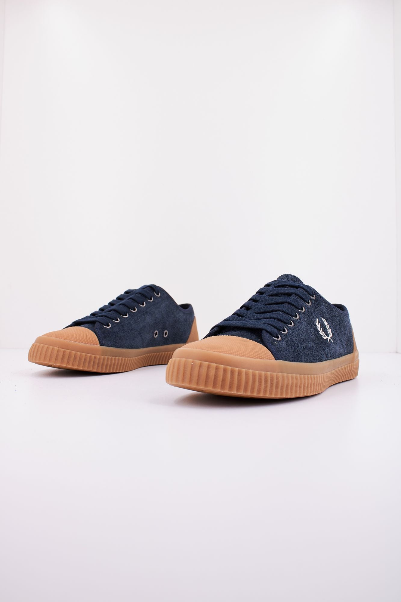 FRED PERRY  HUGHES LOW TEXT SUE en color AZUL (2)