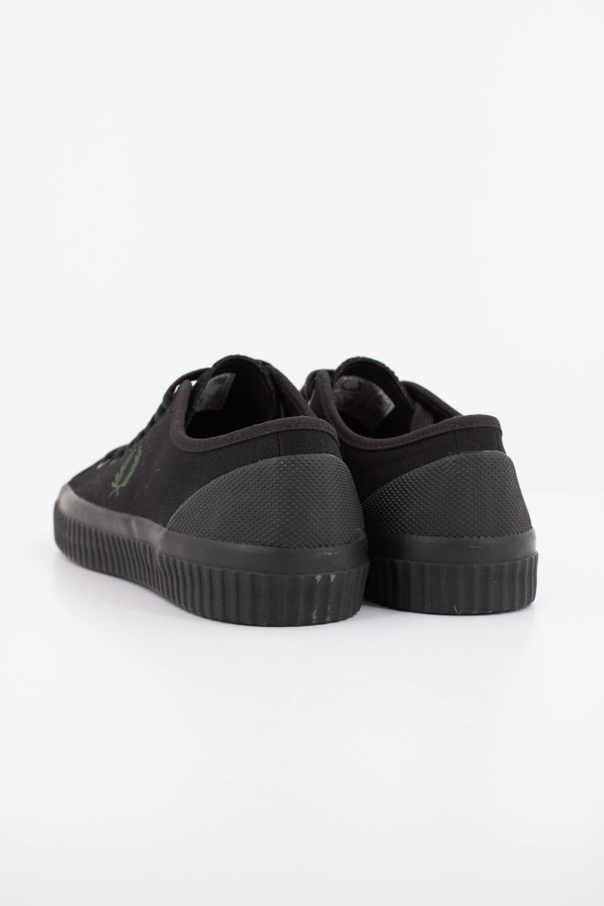 FRED PERRY HUGHES LOW CANVAS en color NEGRO (4)