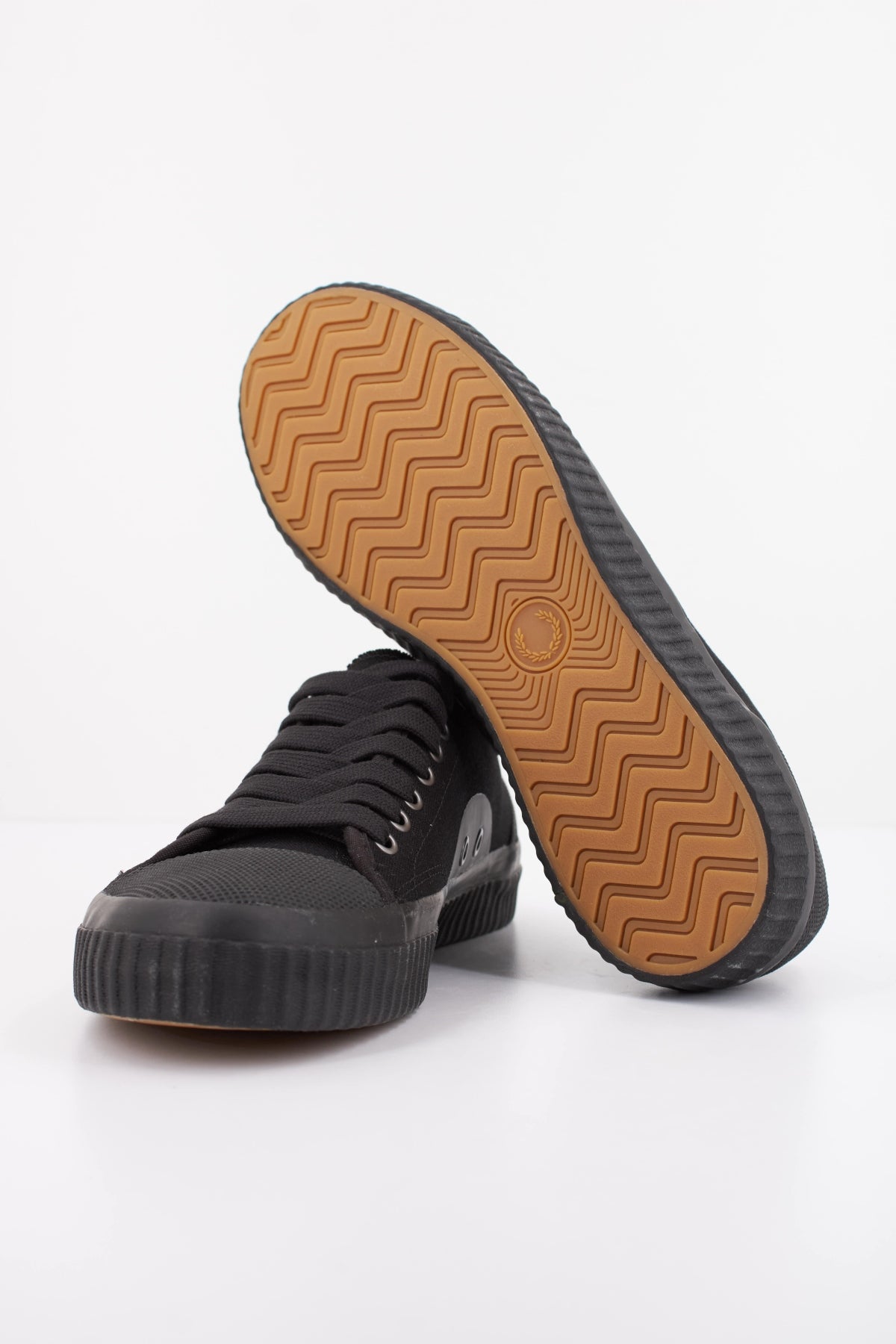 FRED PERRY HUGHES LOW CANVAS en color NEGRO (5)