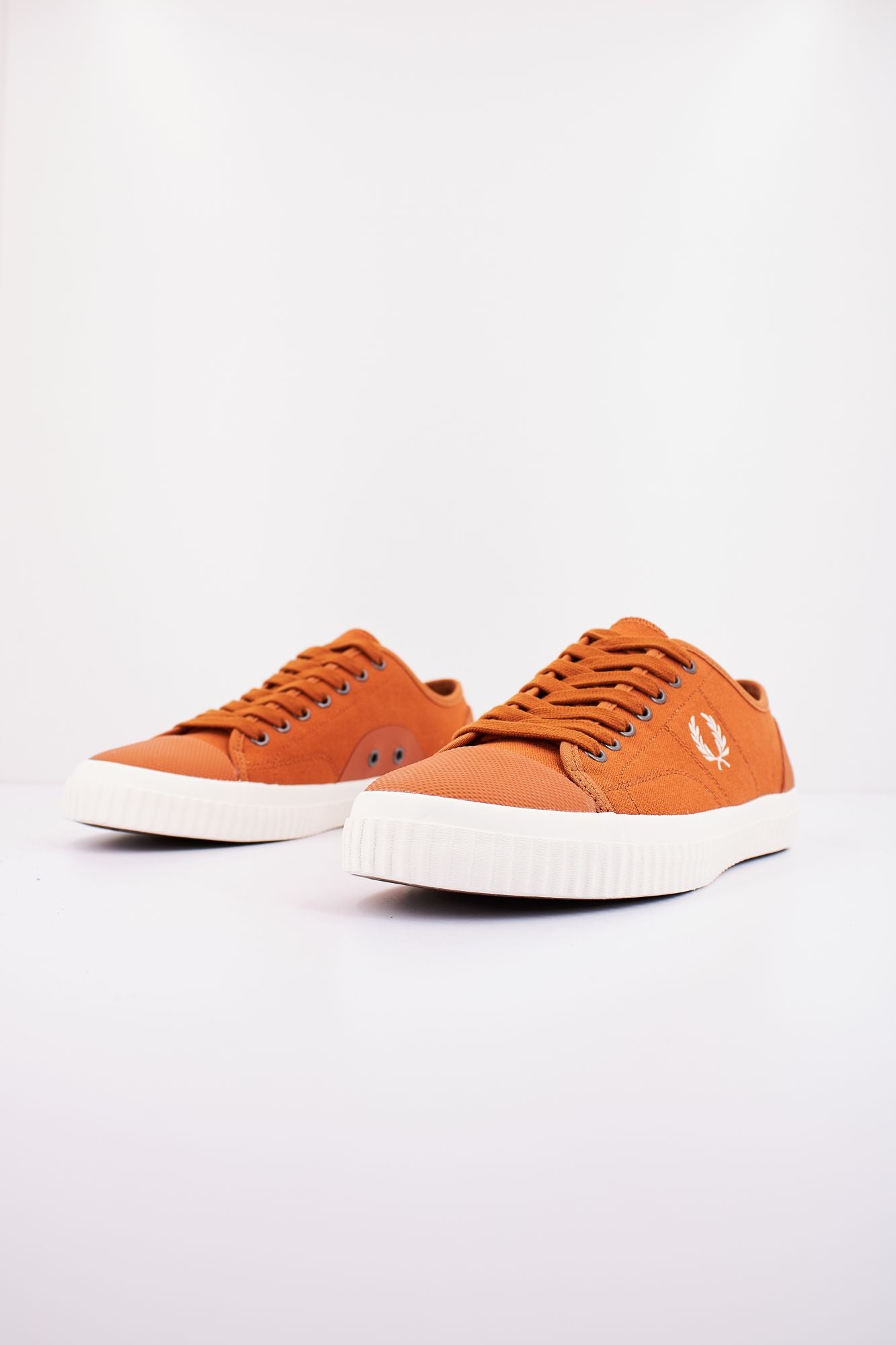FRED PERRY HUGHES LOW CANVAS en color MARRON (2)