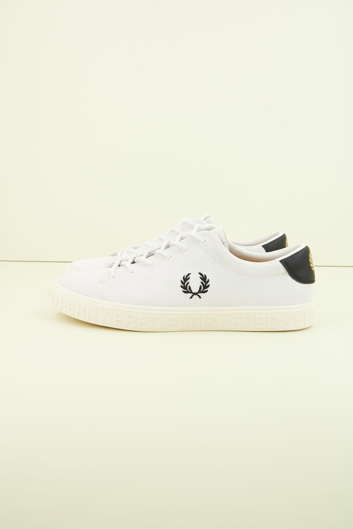 FRED PERRY LOTTIE SUEDE en color BLANCO (1)