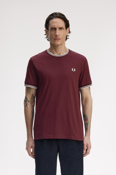 FRED PERRY  TWIN TIPPED T-SHIRT en color BURDEOS (1)
