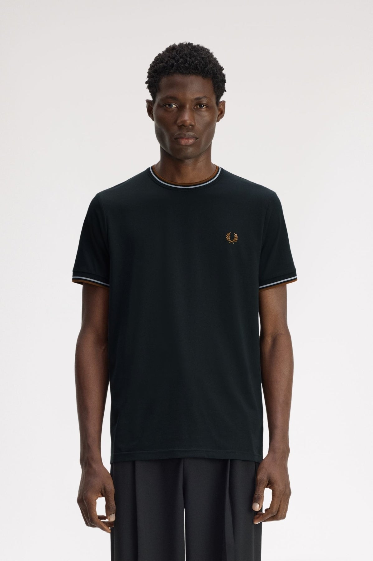 FRED PERRY M1588FP TWIN TIPPED T SHIRT en color VERDE (1)