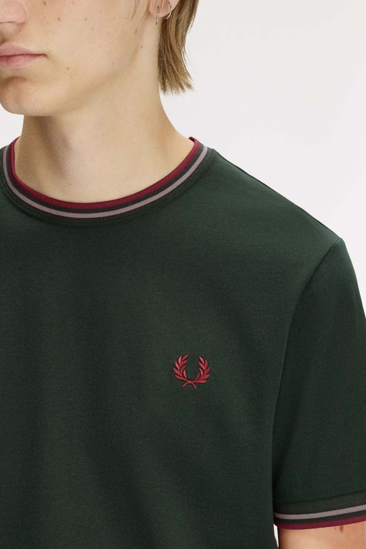 FRED PERRY  TWIN TIPPED T-SHIRT en color VERDE (4)