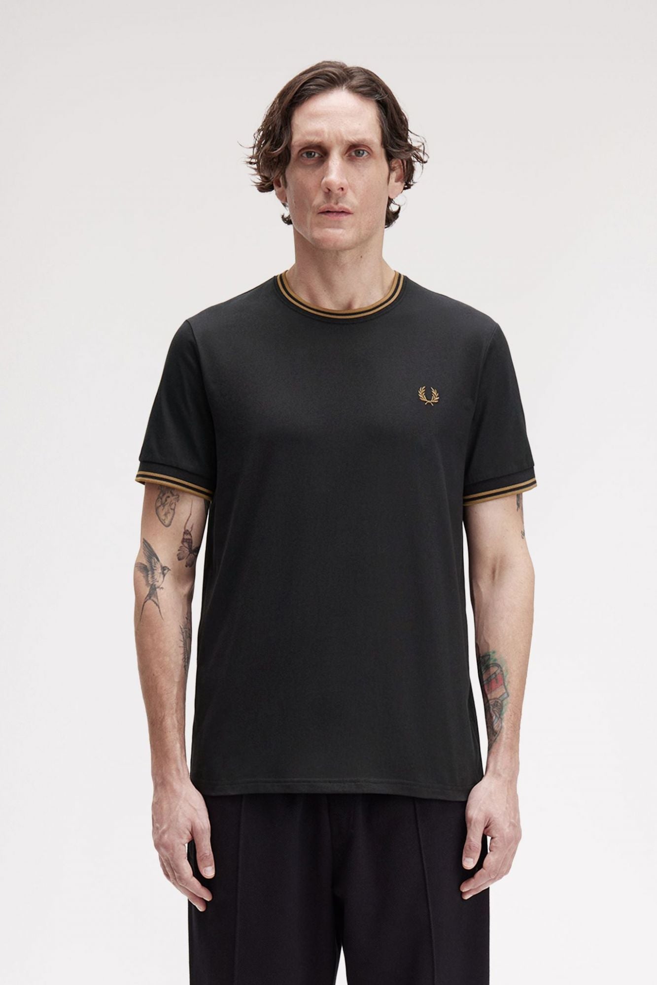 FRED PERRY  TWIN TIPPED T-SHIRT en color NEGRO (1)