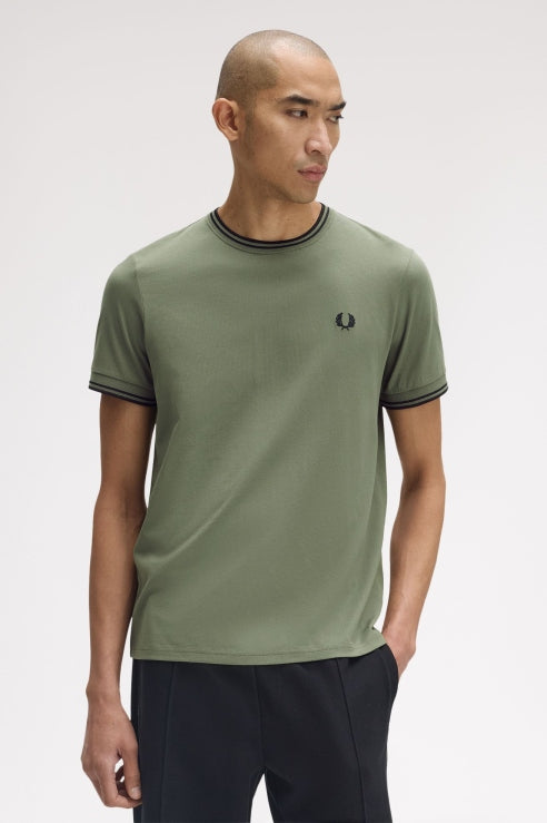 FRED PERRY  TWIN TIPPED T-SHIRT en color VERDE (4)