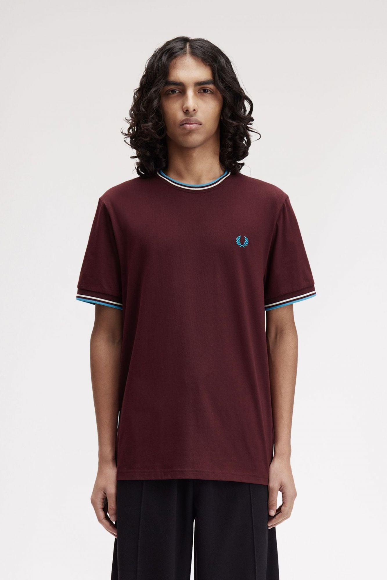 FRED PERRY  TWIN TIPPED T-SHIRT en color BURDEOS (1)