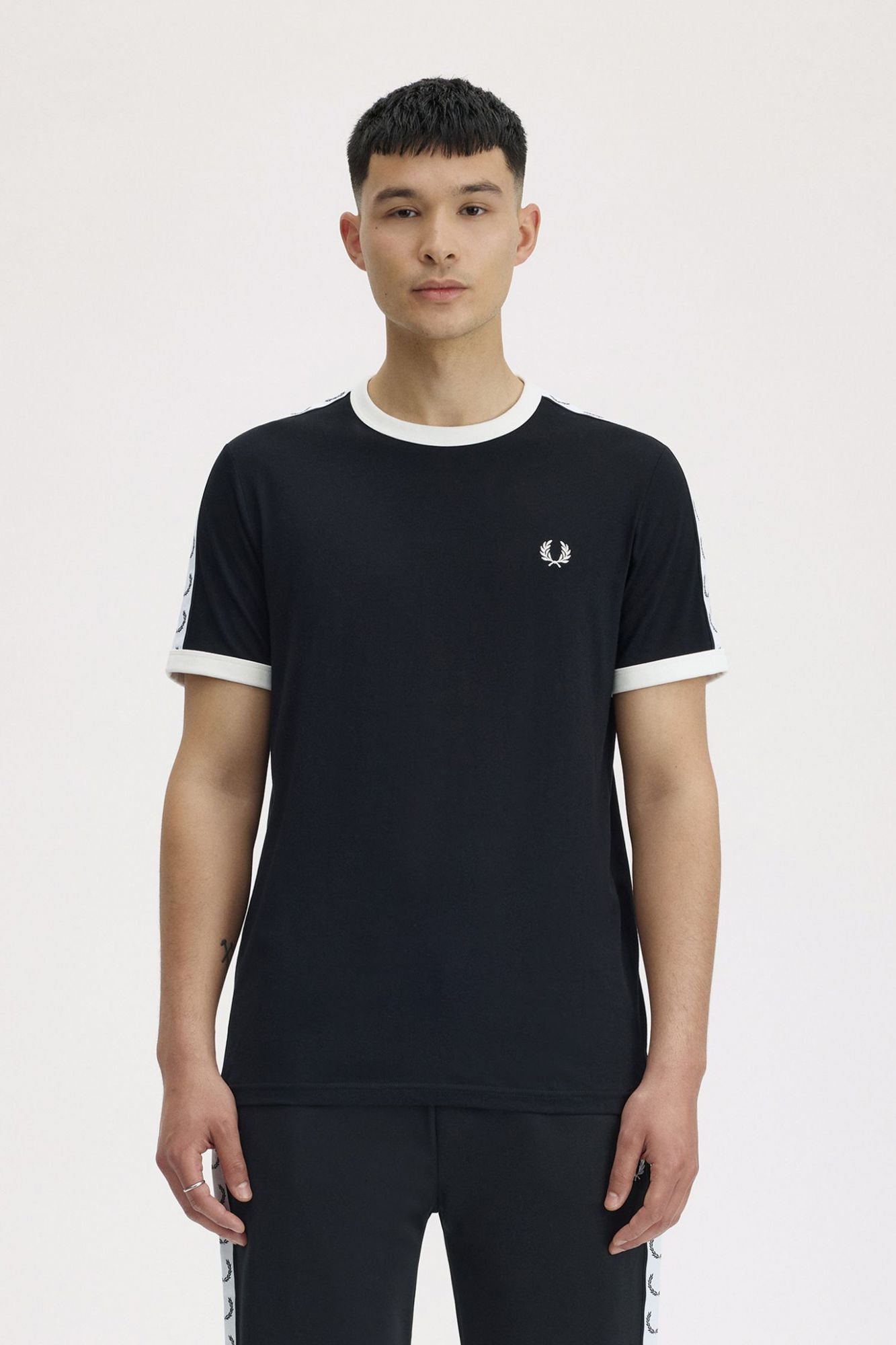 FRED PERRY  TAPED RINGER T-SHIRT en color NEGRO (1)