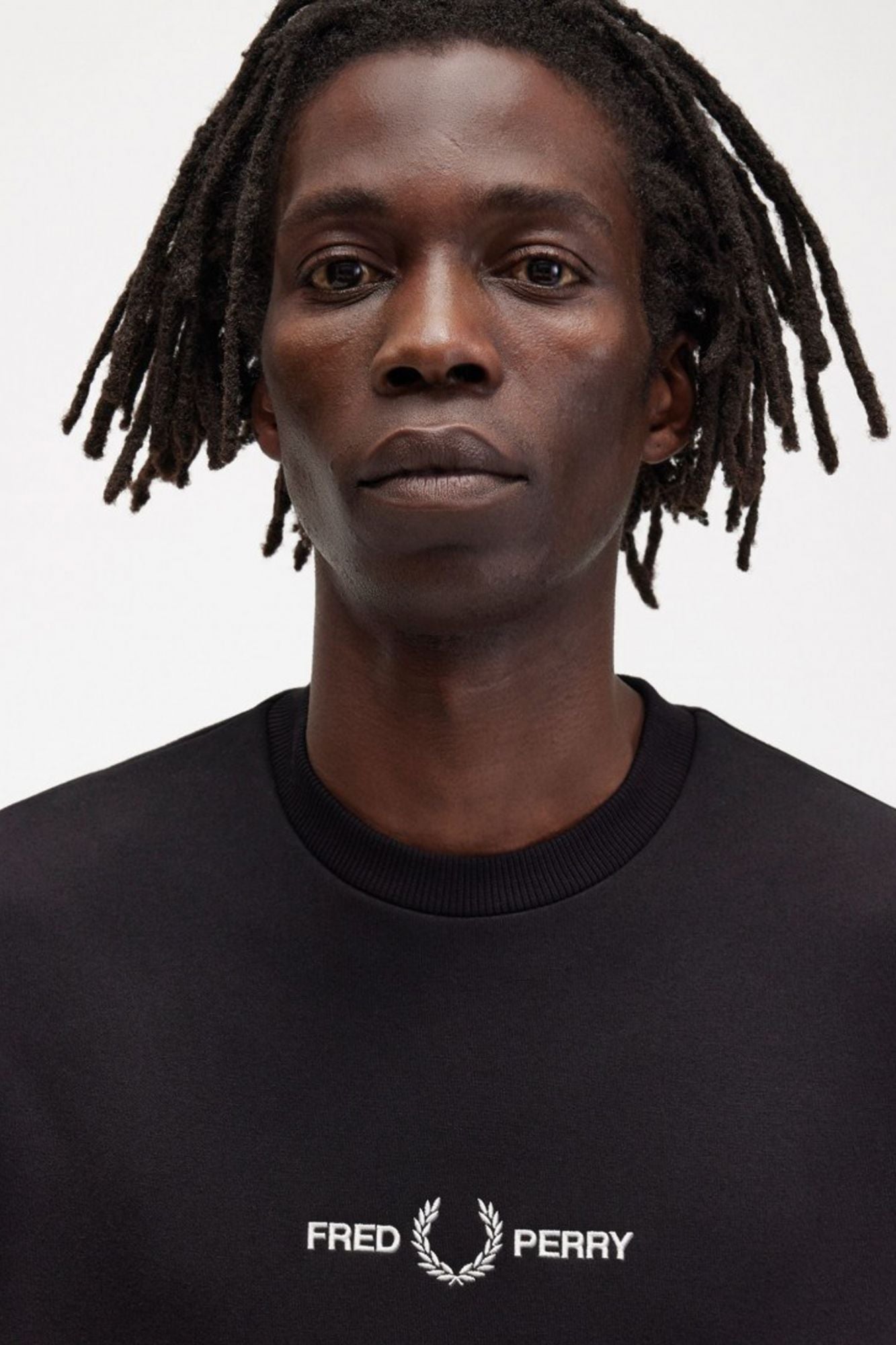 FRED PERRY  EMBROIDERED SWEATSHIRT  en color NEGRO (3)