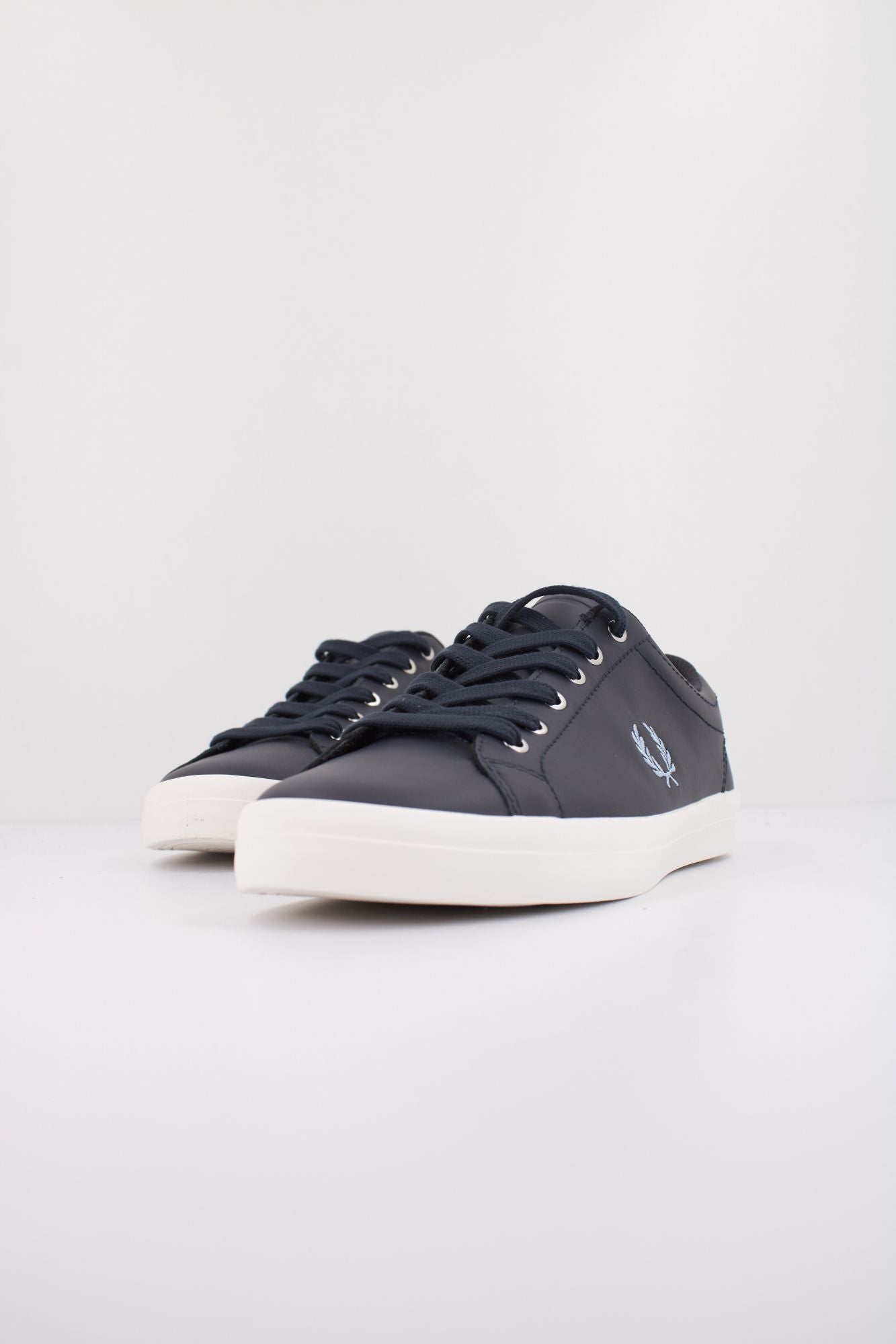 FRED PERRY BASELINE LEATHER en color AZUL (2)