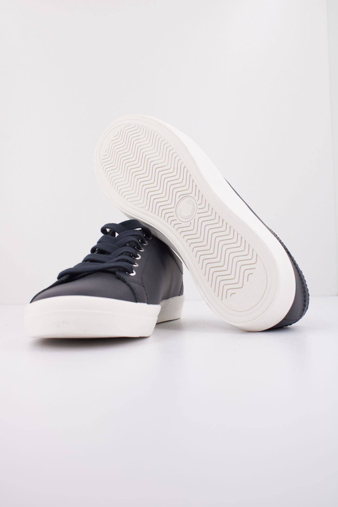 FRED PERRY BASELINE LEATHER en color AZUL (5)