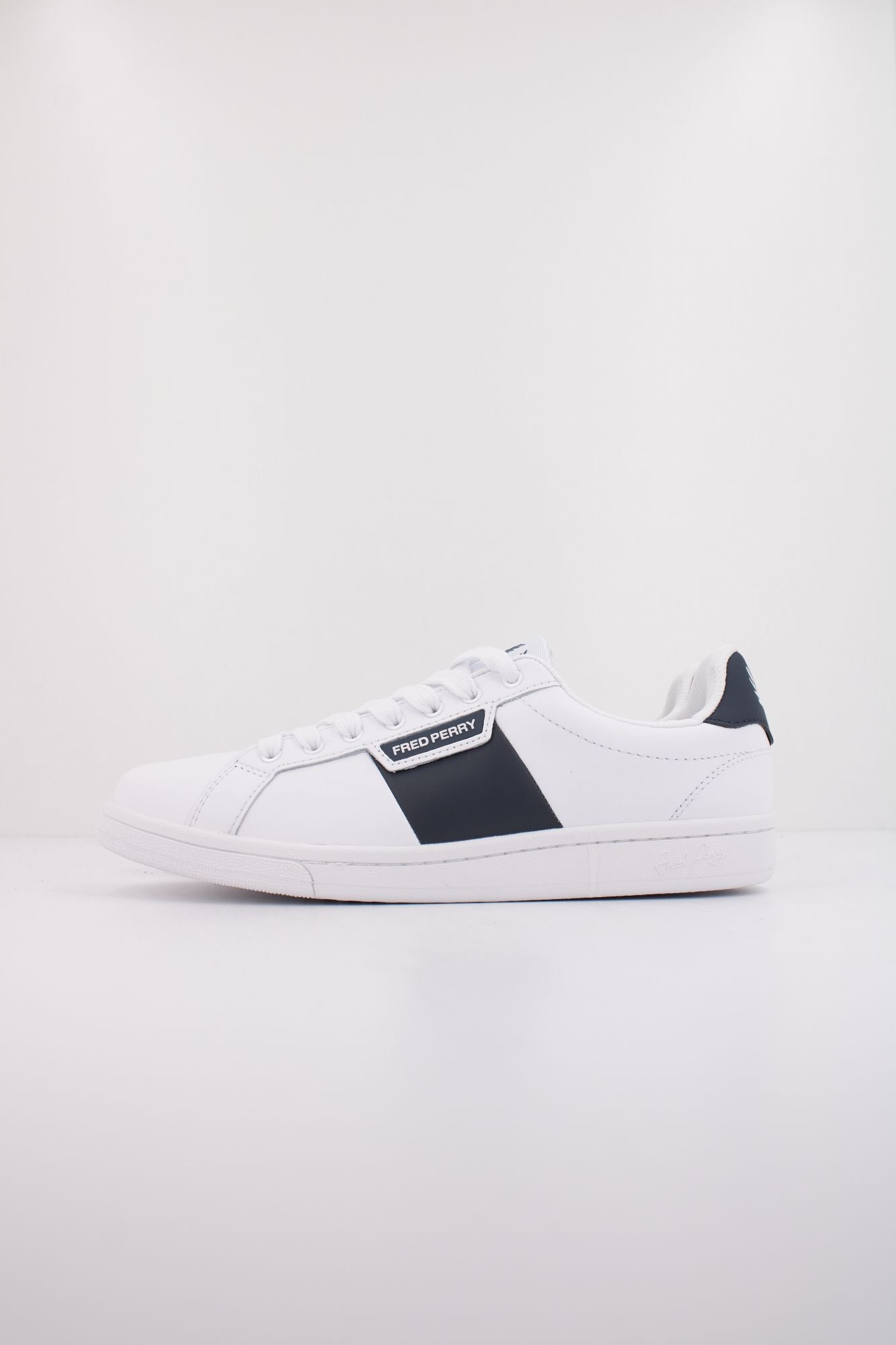 FRED PERRY LEATHER BRANDE en color BLANCO (1)