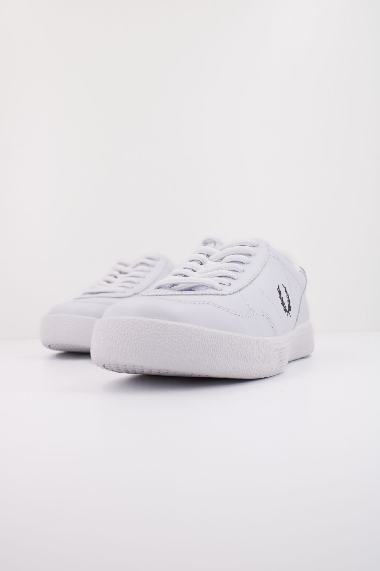FRED PERRY B11 LEATHER en color BLANCO (2)