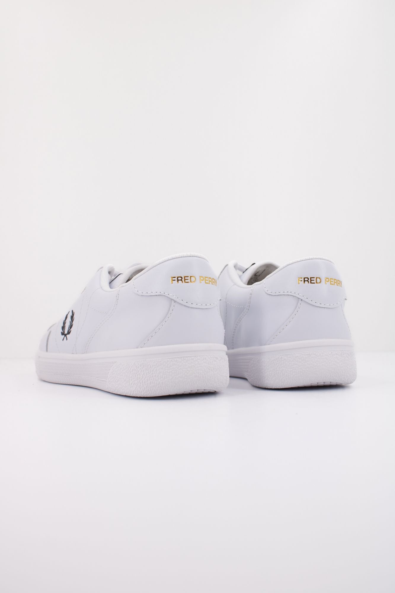 FRED PERRY B11 LEATHER en color BLANCO (4)