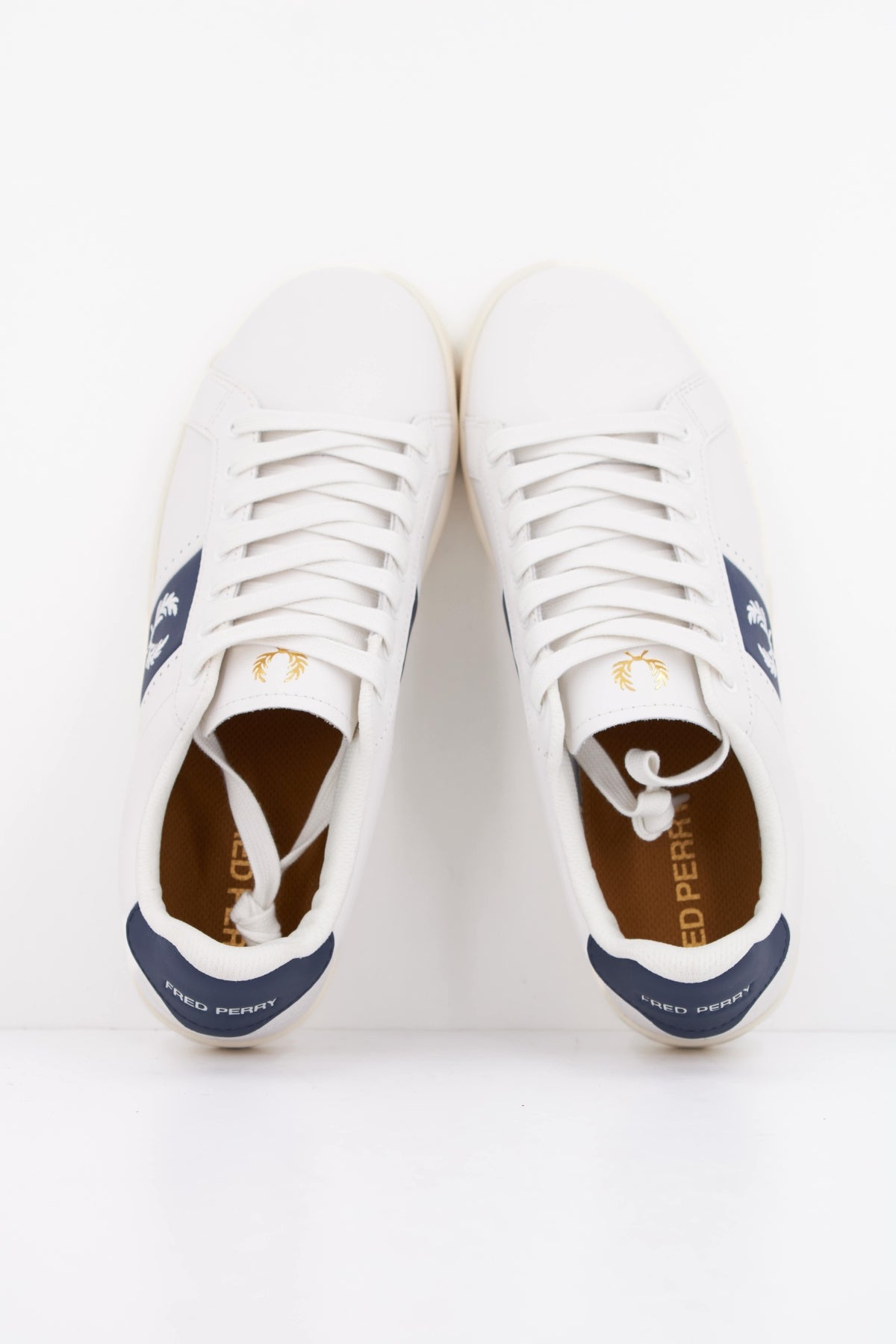 FRED PERRY B721 LEATHER en color BLANCO (3)