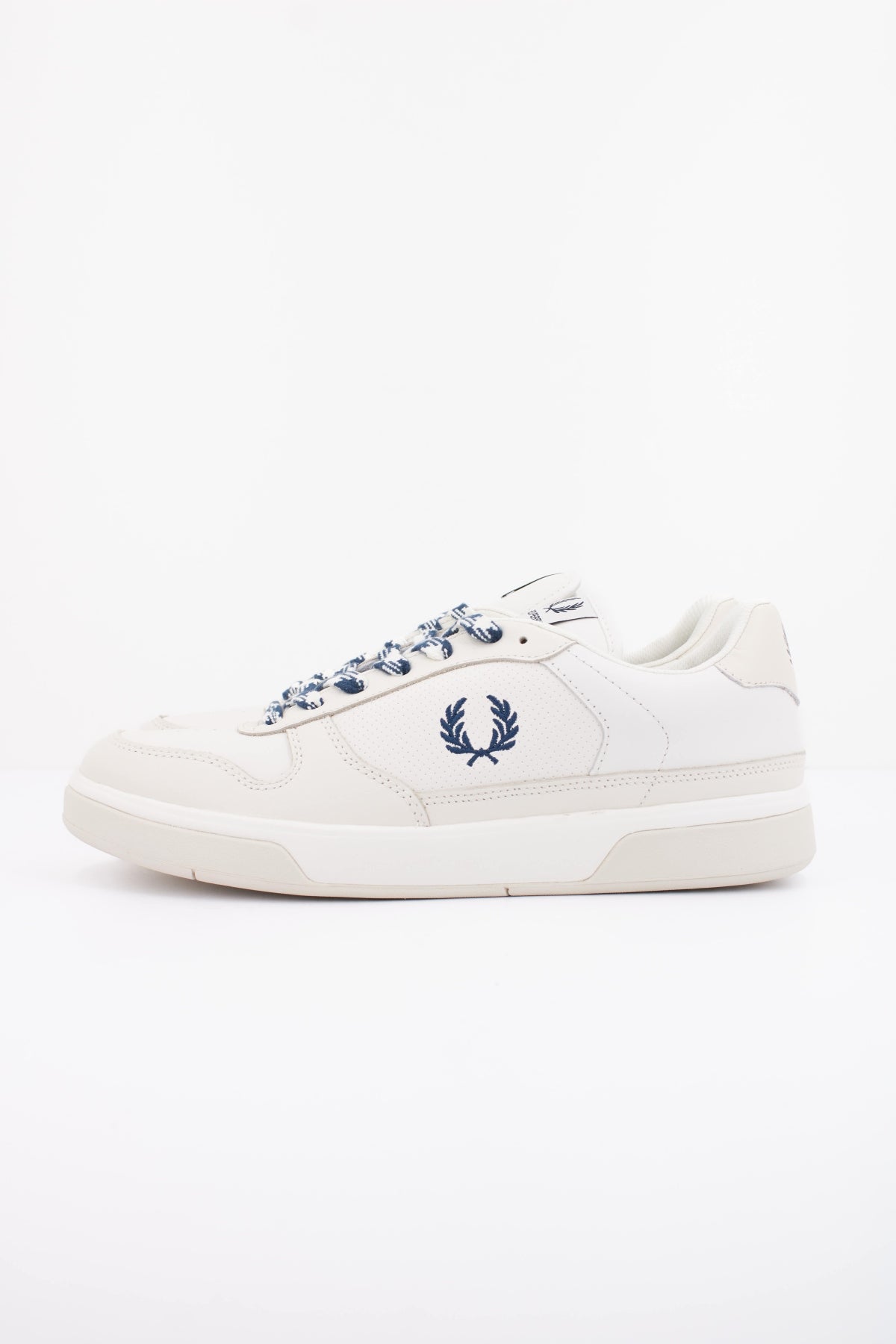 FRED PERRY  PERF LEATHER  en color BLANCO (1)