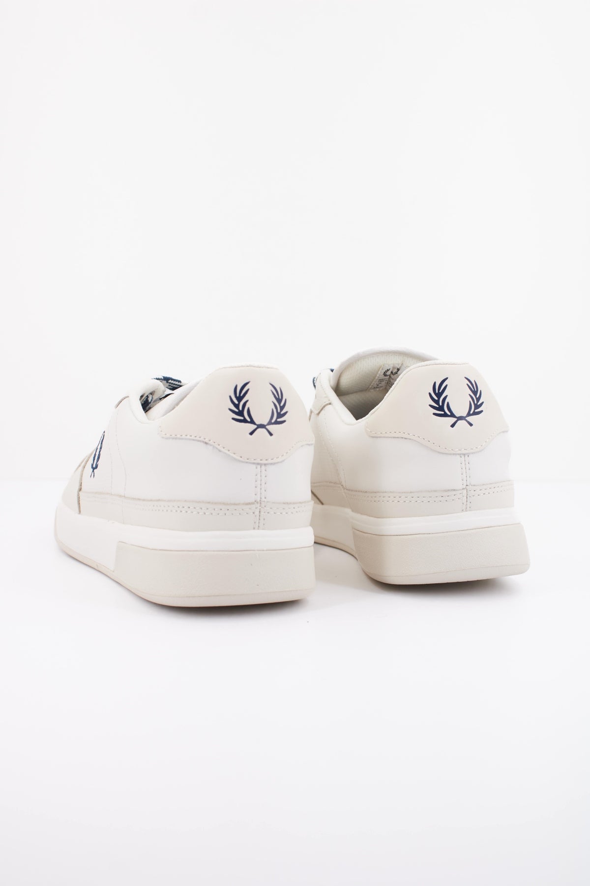 FRED PERRY  PERF LEATHER  en color BLANCO (4)
