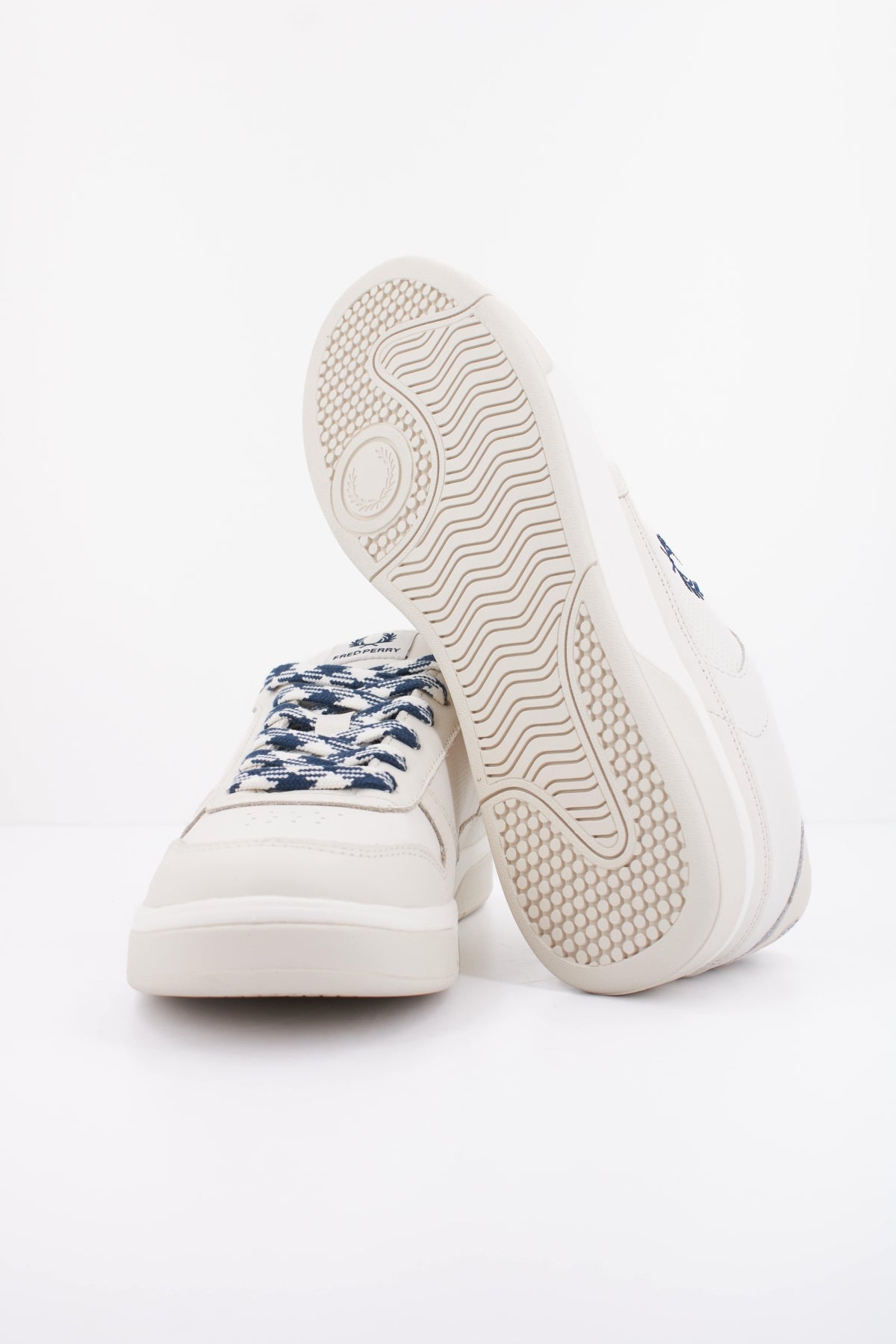 FRED PERRY  PERF LEATHER  en color BLANCO (5)