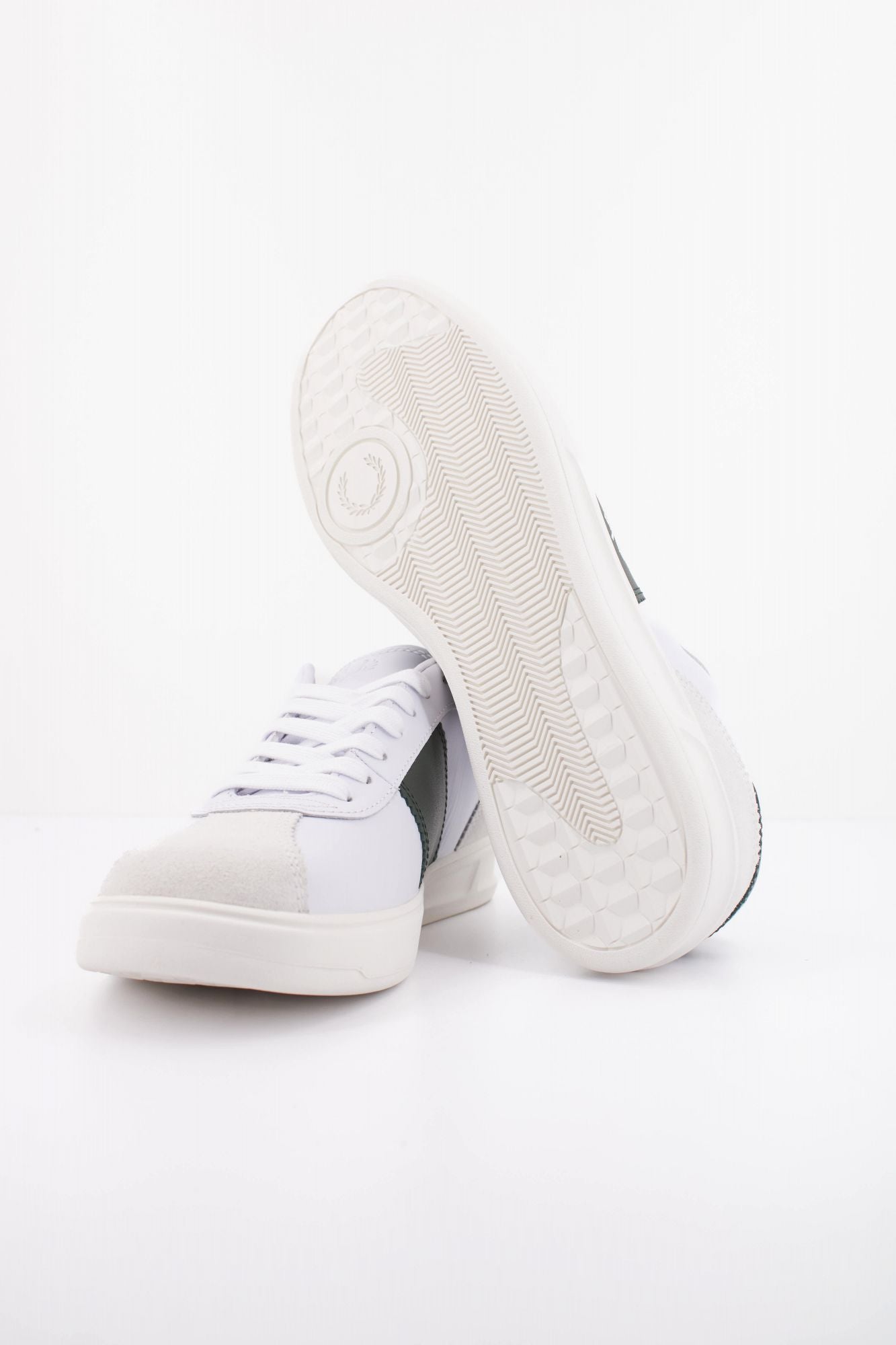 FRED PERRY B4 LEATHER SUEDE en color BLANCO (5)