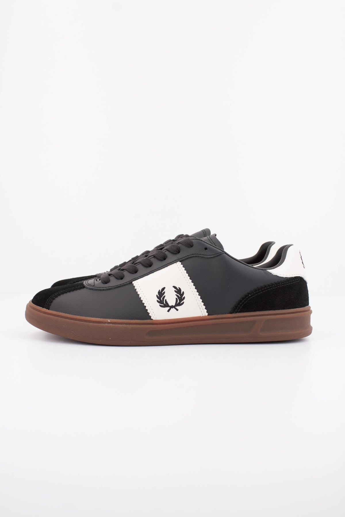 FRED PERRY B4 LEATHER SUEDE en color NEGRO (1)