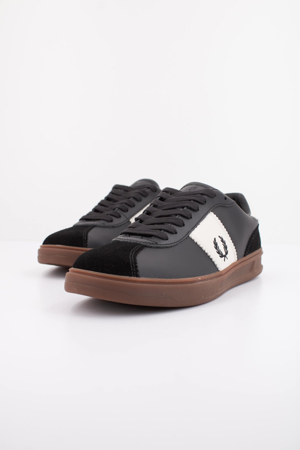 FRED PERRY B4 LEATHER SUEDE en color NEGRO (2)