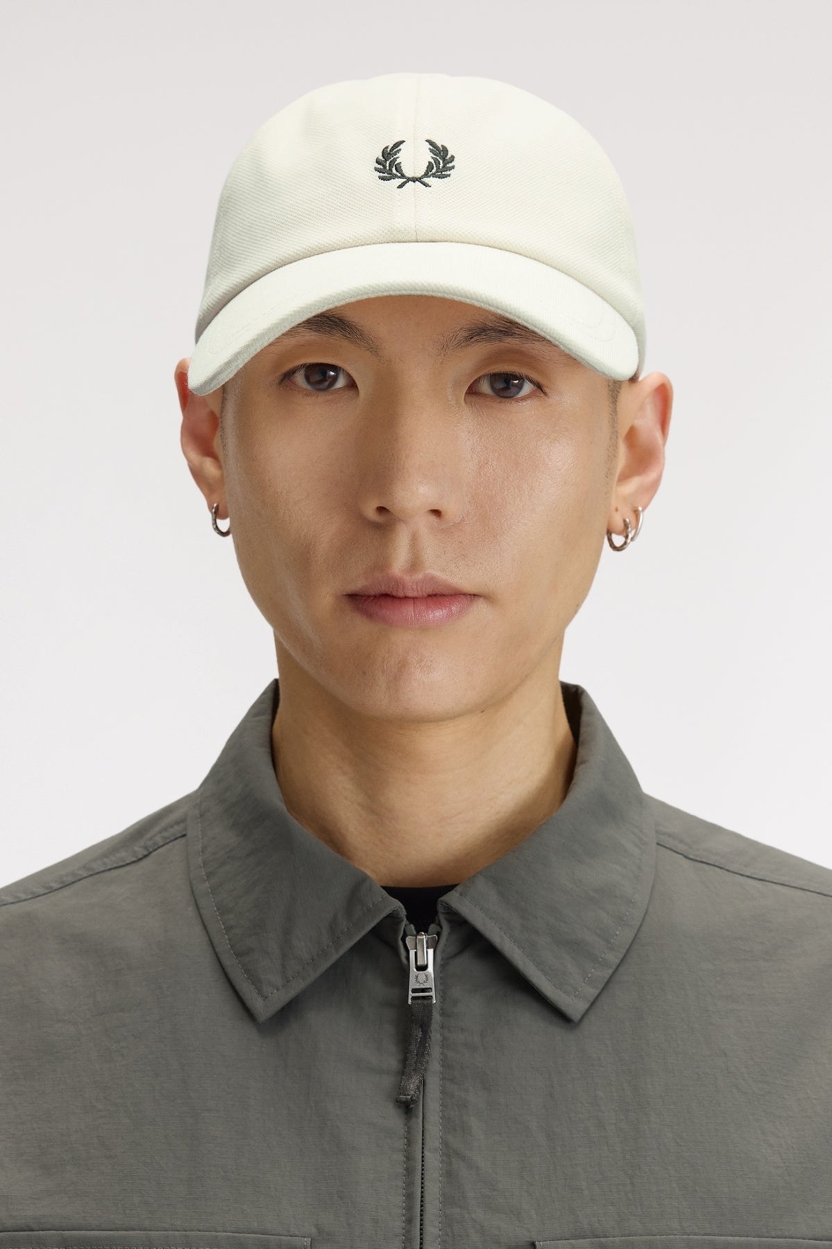 FRED PERRY HW2295FP PIQUE CLASSIC CAP en color BLANCO (5)