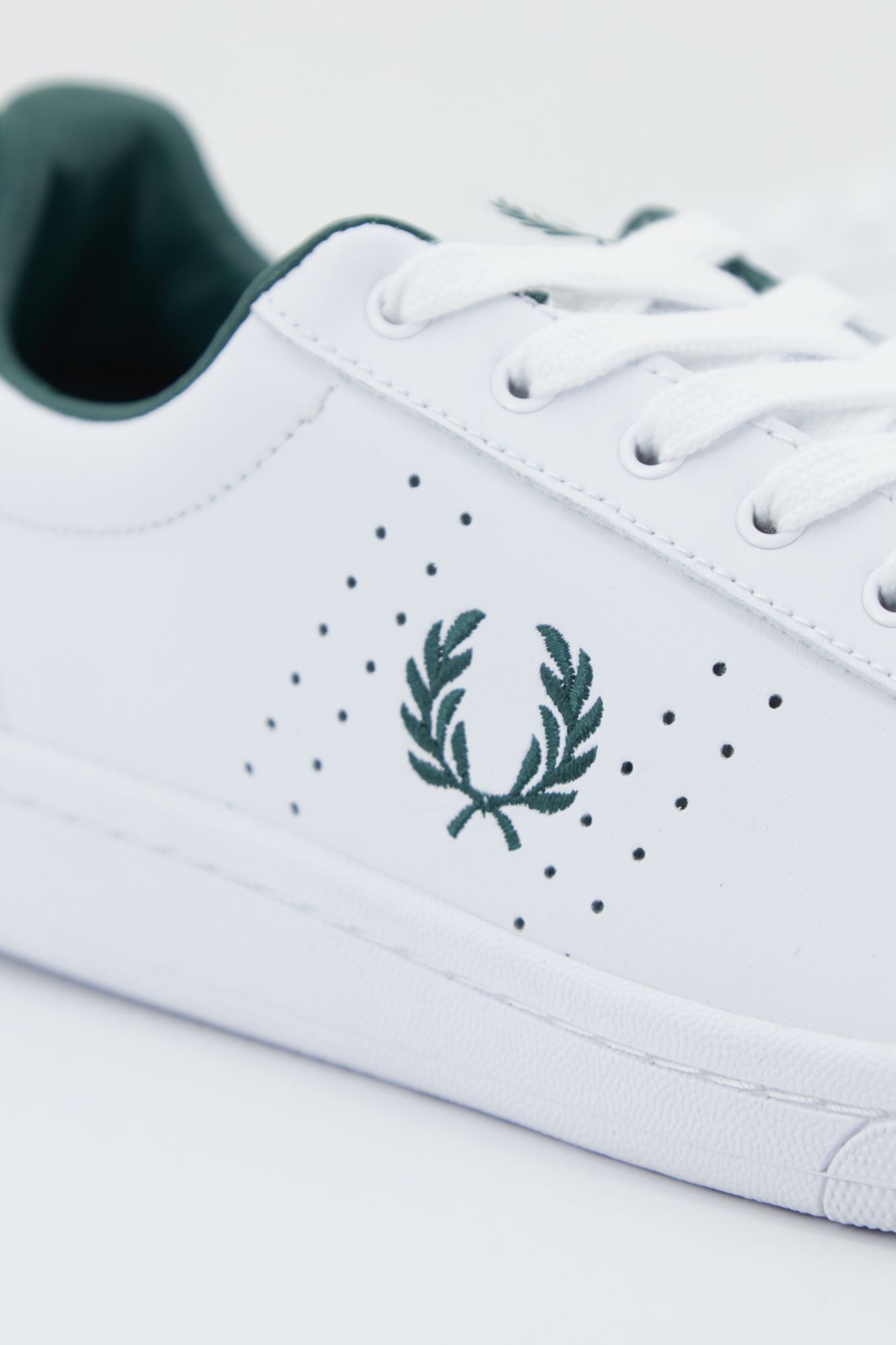 FRED PERRY B721 LEATHER en color BLANCO (2)
